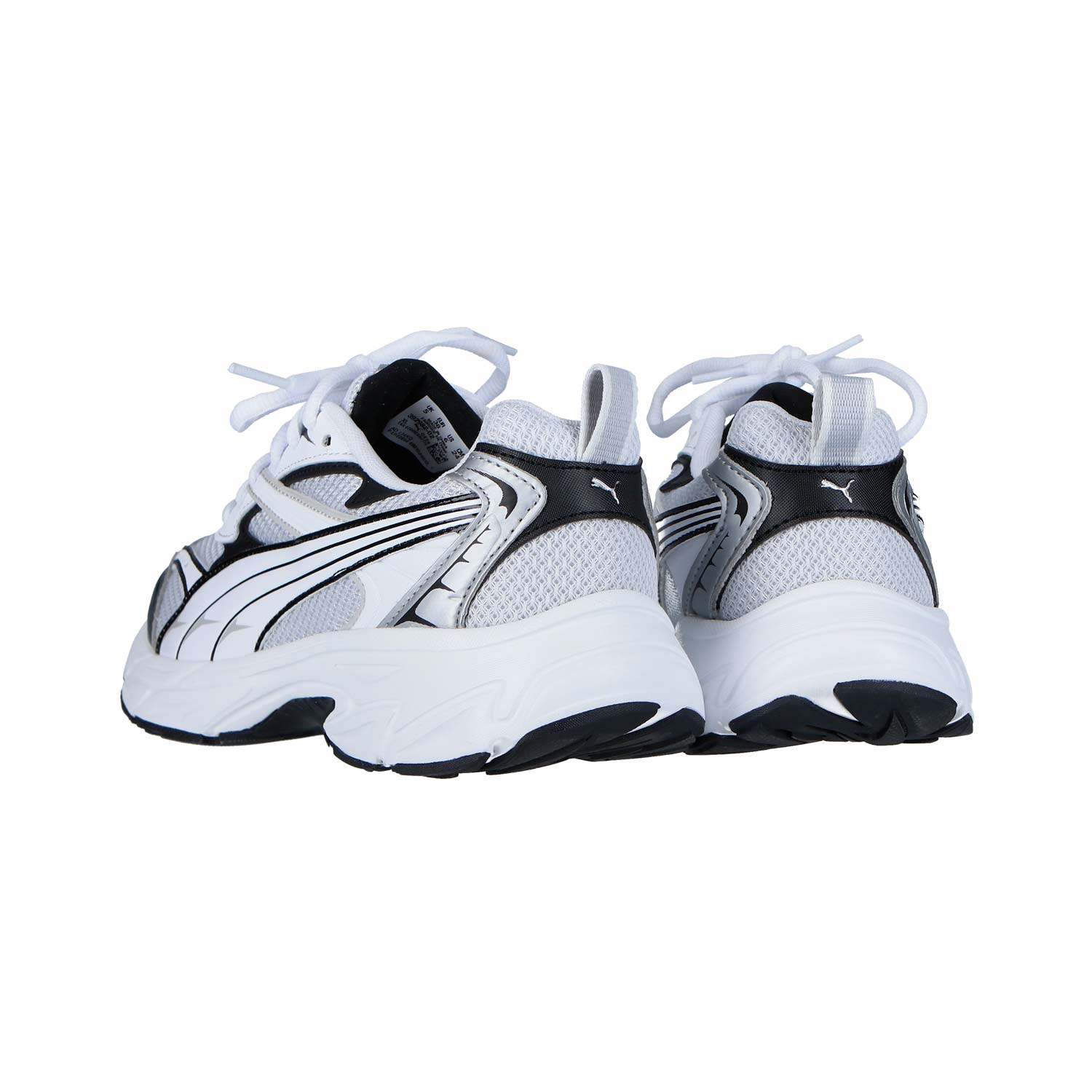 Ein Paar Puma Morphic Base Feather Gray - Puma Black Unisex-Sneakers mit dicker Sohle, von hinten und von der Seite gezeigt, hebt das charakteristische Puma-Logo an den Fersen für einen sportlichen Look hervor.