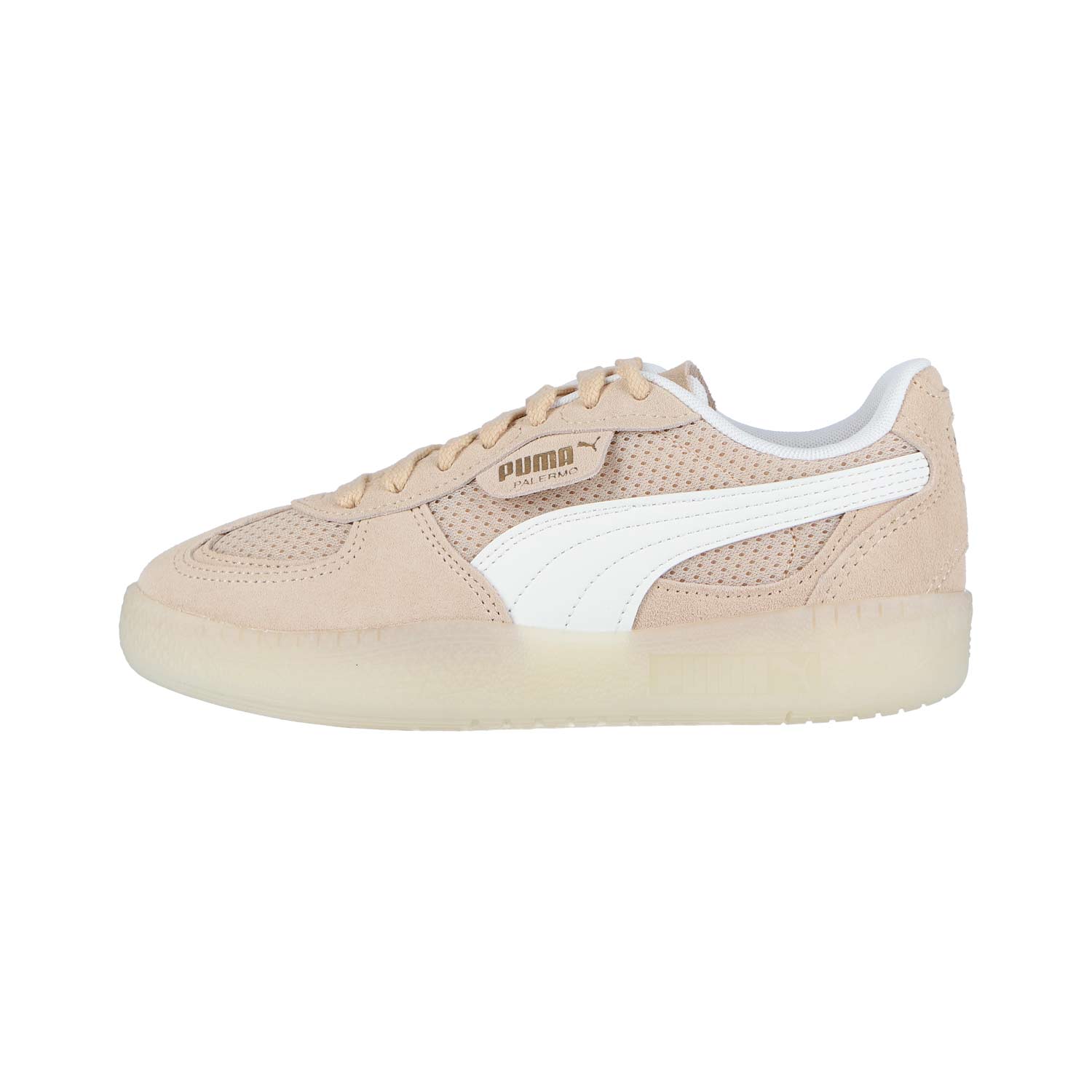 Der Palermo Moda Vintage Wns von Puma in Light-Sand-Warm White überzeugt mit perforiertem Wildleder, weißer Sohle, weißem Streifen und goldener Puma-Prägung - ein eleganter Sneaker im stilvollen Retro-Look.