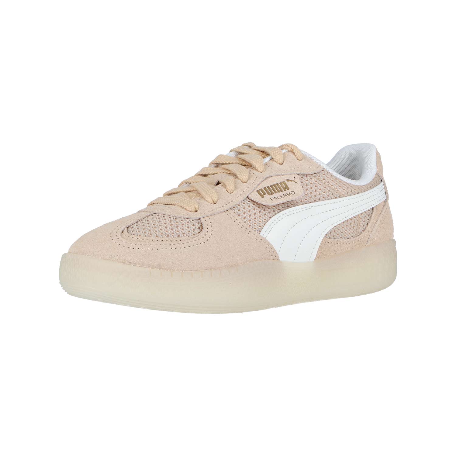 Der Palermo Moda Vintage Wns Light-Sand-Warm White WMN von Puma besticht durch beigefarbenes Wildleder, weißen Puma Stripe, helle Sohle, beige Schnürsenkel und goldene Markenprägung - ein stilvoller Sneaker vor weißem Hintergrund.