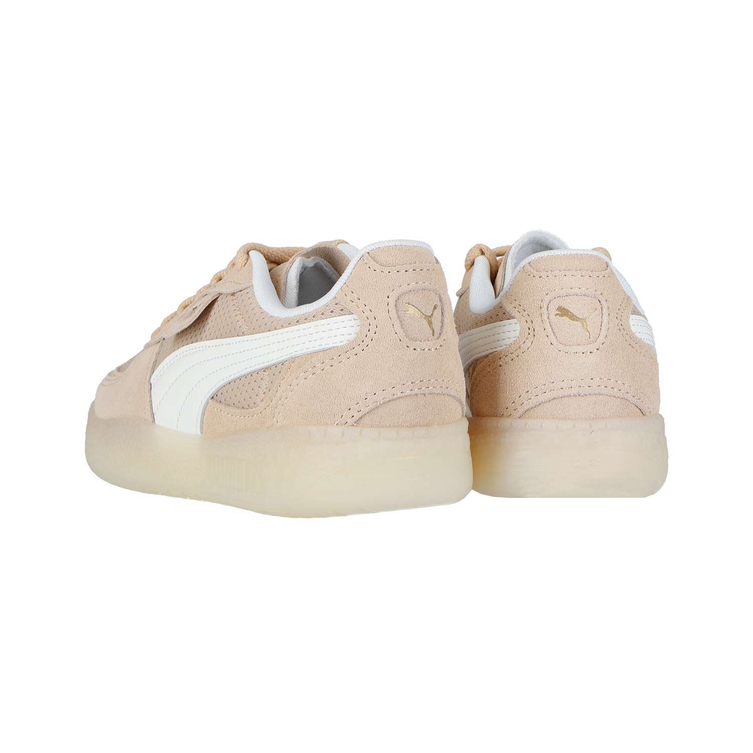 Die Puma Palermo Moda Vintage Wns Light-Sand-Warm White WMN Sneakers aus beigem Wildleder mit weißen Seitenstreifen und durchsichtiger Sohle sind von hinten auf weißem Grund zu sehen. Das Puma-Logo ziert die Ferse für Vintage-Appeal.