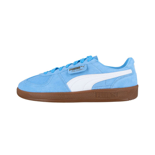 Der Puma Palermo Team hellblau - puma weiß MN Sneaker hat ein Obermaterial aus Wildleder, weiße Streifen, blaue Schnürsenkel und eine braune Gummisohle für optimalen Komfort. Das Seitenprofil mit dem "PUMA HAN KJØBENHAVN"-Schriftzug erinnert an den klassischen Palermo auf einem sauberen Hintergrund.