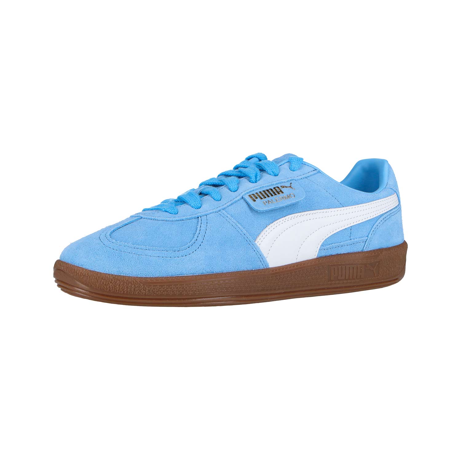 Der Puma Palermo Team hellblau - puma weiß MN Sneaker hat ein hellblaues Obermaterial, weiße Streifen und eine braune Gummisohle für optimalen Komfort auf weißem Grund.