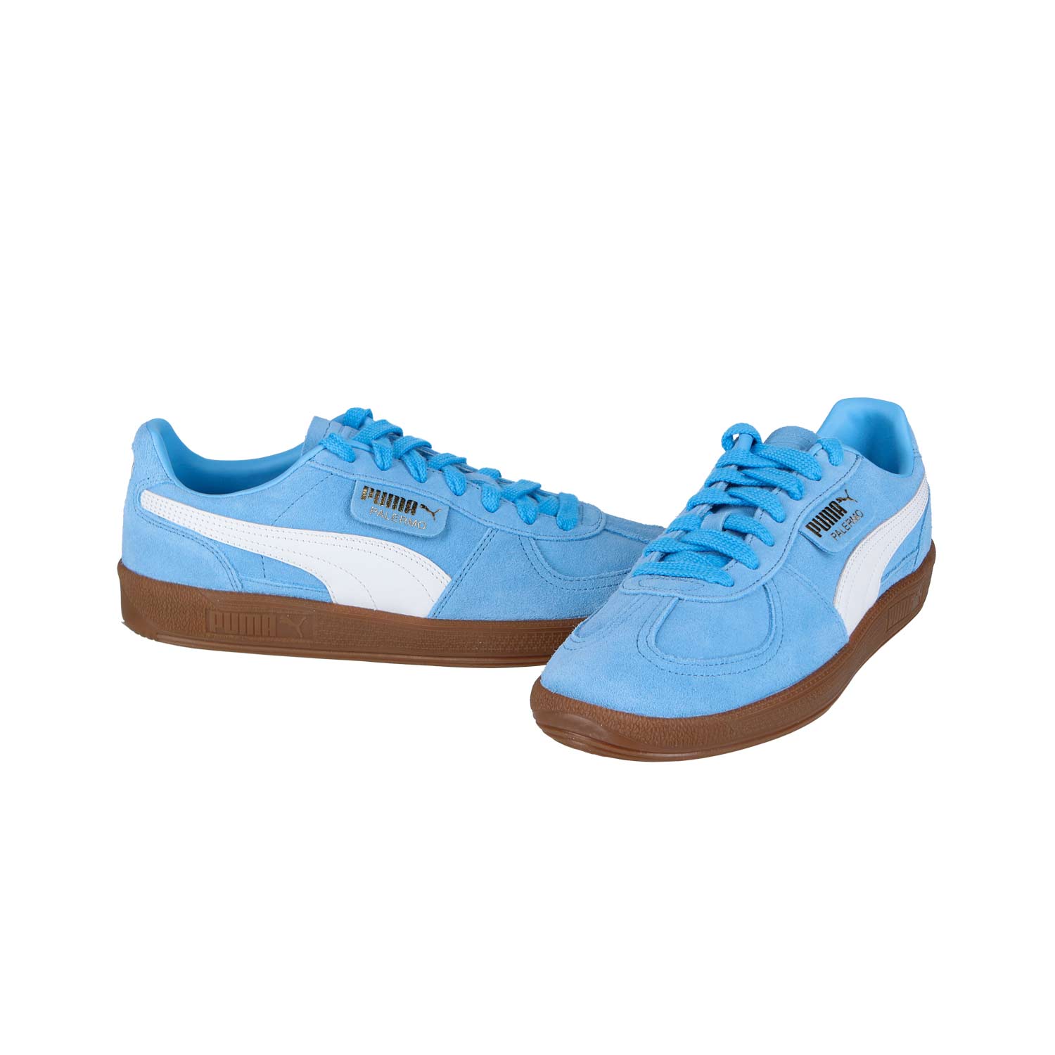 Die Puma Palermo Team hellblau - puma weiß MN Sneakers haben ein hellblaues Design, weiße Puma Streifen und braune Gummisohlen, die Seite an Seite auf einem weißen Hintergrund für ultimativen Komfort stehen.