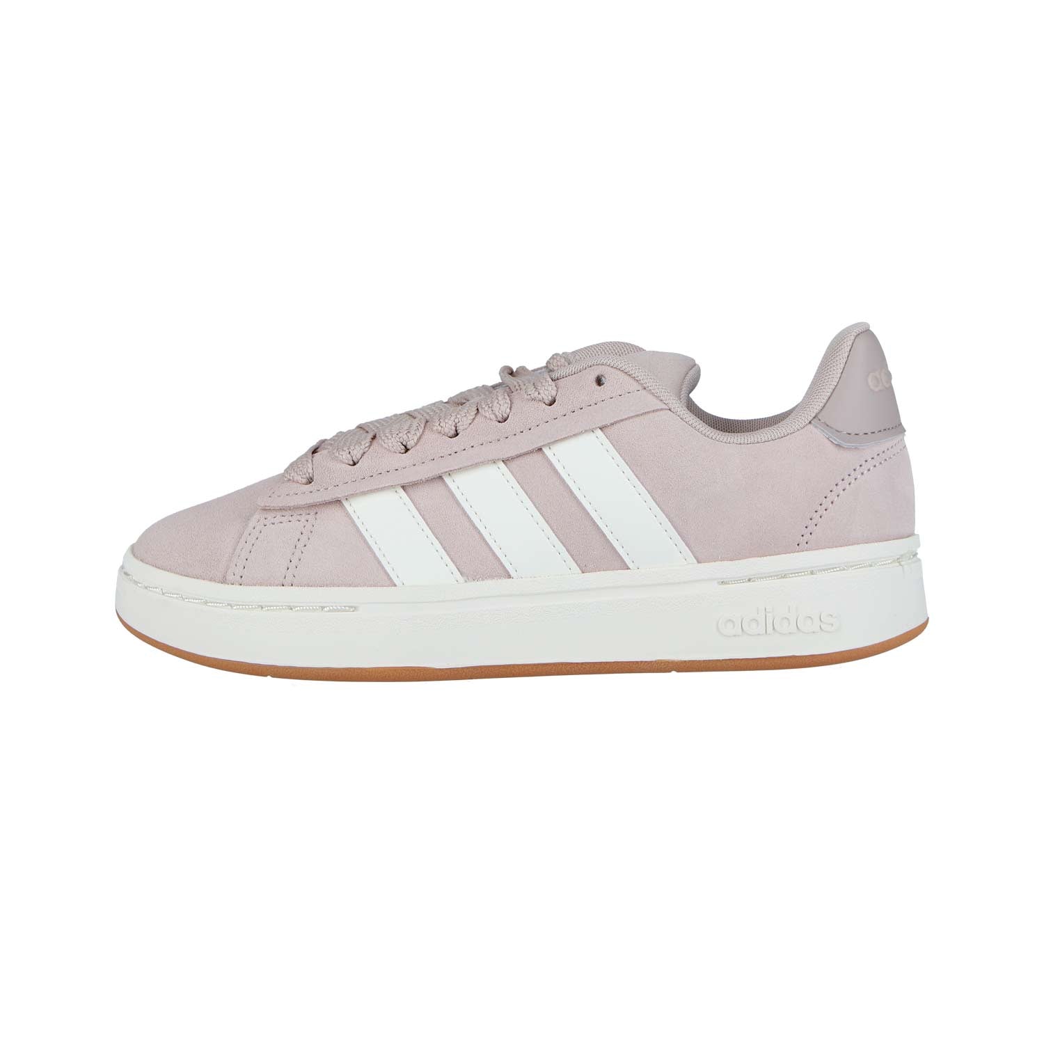 Der Adidas GRAND COURT ALPHA 00s rosa WMN ist ein hellvioletter Sneaker mit weißen Streifen, einer weißen Sohle und einer gummifarbenen Außensohle, der ein Low-Top-Retro-Design zeigt.