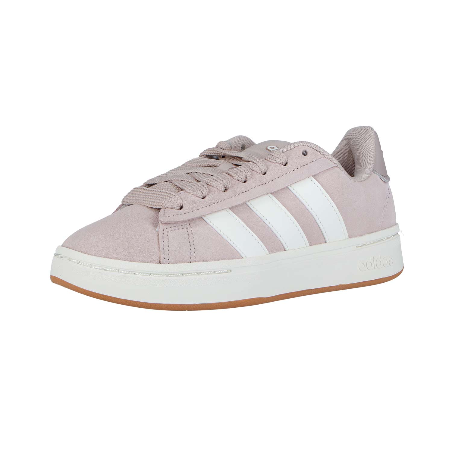 Der Adidas GRAND COURT ALPHA 00s rosa WMN Sneaker hat ein Retro-Design in hellrosa mit weißen Streifen, eine weiße Sohle und eine gummifarbene Unterseite. Seitenansicht auf einem einfachen weißen Hintergrund gezeigt.
