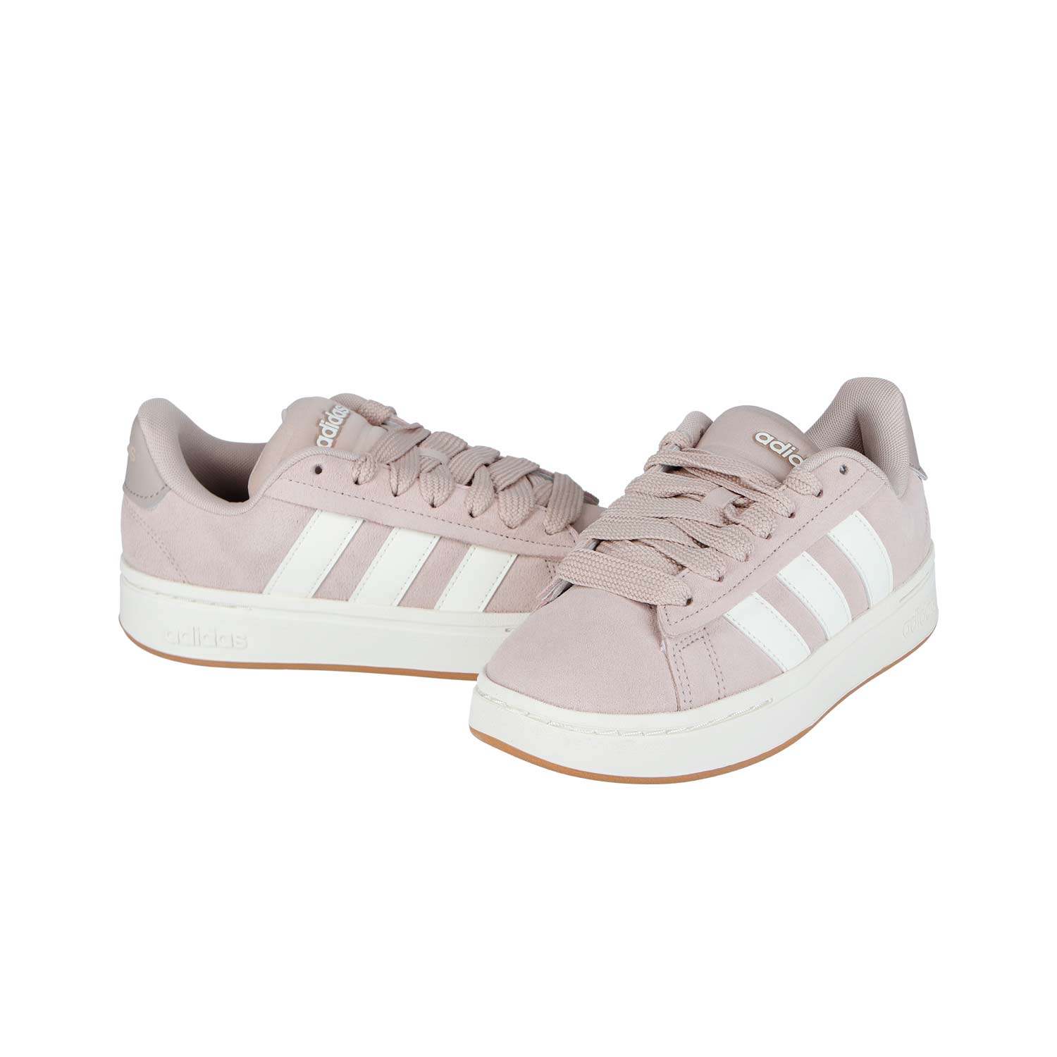 Adidas GRAND COURT ALPHA 00s rosa WMN Turnschuhe in hellrosa mit weißen Streifen und Sohlen, mit einem Retro-Design; gezeigt mit einem Schuh nach vorne und dem anderen zur Seite.