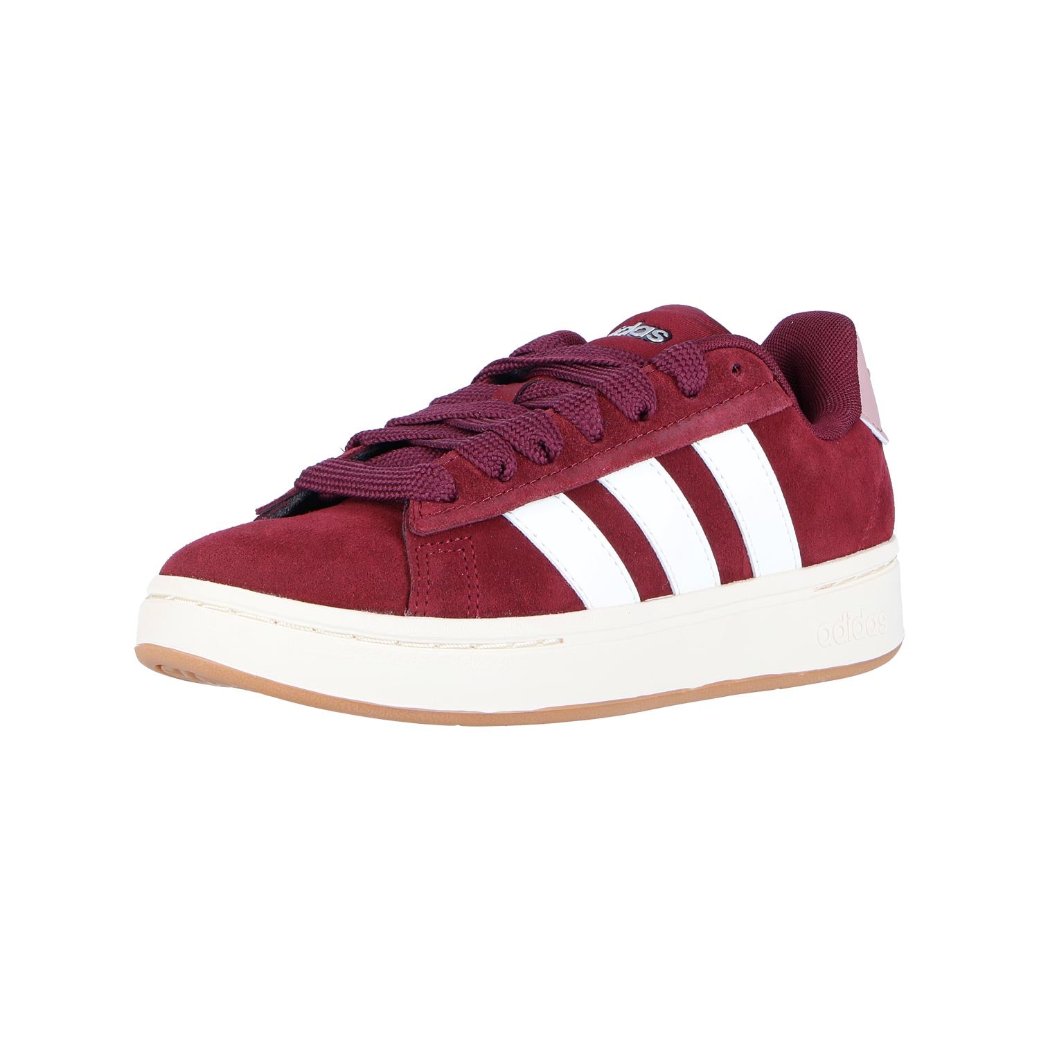 Der Adidas GRAND COURT ALPHA 00s weinrot WMN Sneaker verfügt über kastanienbraunes Kunstleder, weiße Streifen, kastanienbraune Schnürsenkel, eine weiße Sohle mit hellbrauner Laufsohle und ein klassisches Retro-Design. Angezeigt auf einem schlichten weißen Hintergrund.