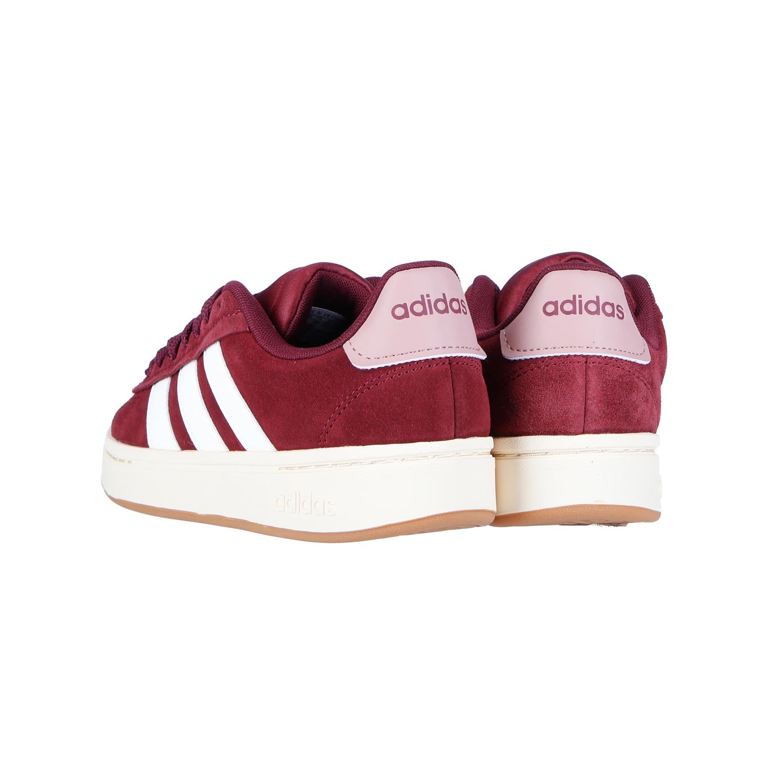 Die Adidas GRAND COURT ALPHA 00s weinrot WMN Sneakers haben kastanienbraunes Kunstleder, weiße Streifen und Sohlen, hellrosa Fersenlaschen mit dem Adidas-Logo, gummifarbene Sohlen und ein Retro-Design, das von hinten und von der Seite gezeigt wird.