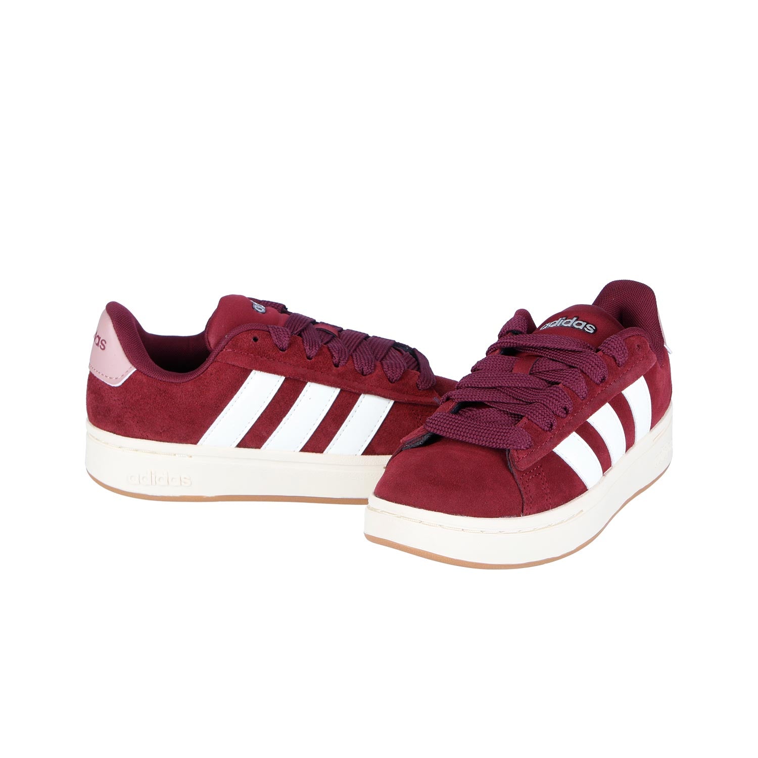 Ein Paar Adidas GRAND COURT ALPHA 00s weinrot WMN Turnschuhe mit weißen Streifen, kastanienbraunen Schnürsenkeln und weißen Sohlen - einer aufrecht, einer gekippt -, die ihr Kunstleder-Finish und ihr Retro-Design aus Seiten- und Vorderansicht hervorheben.