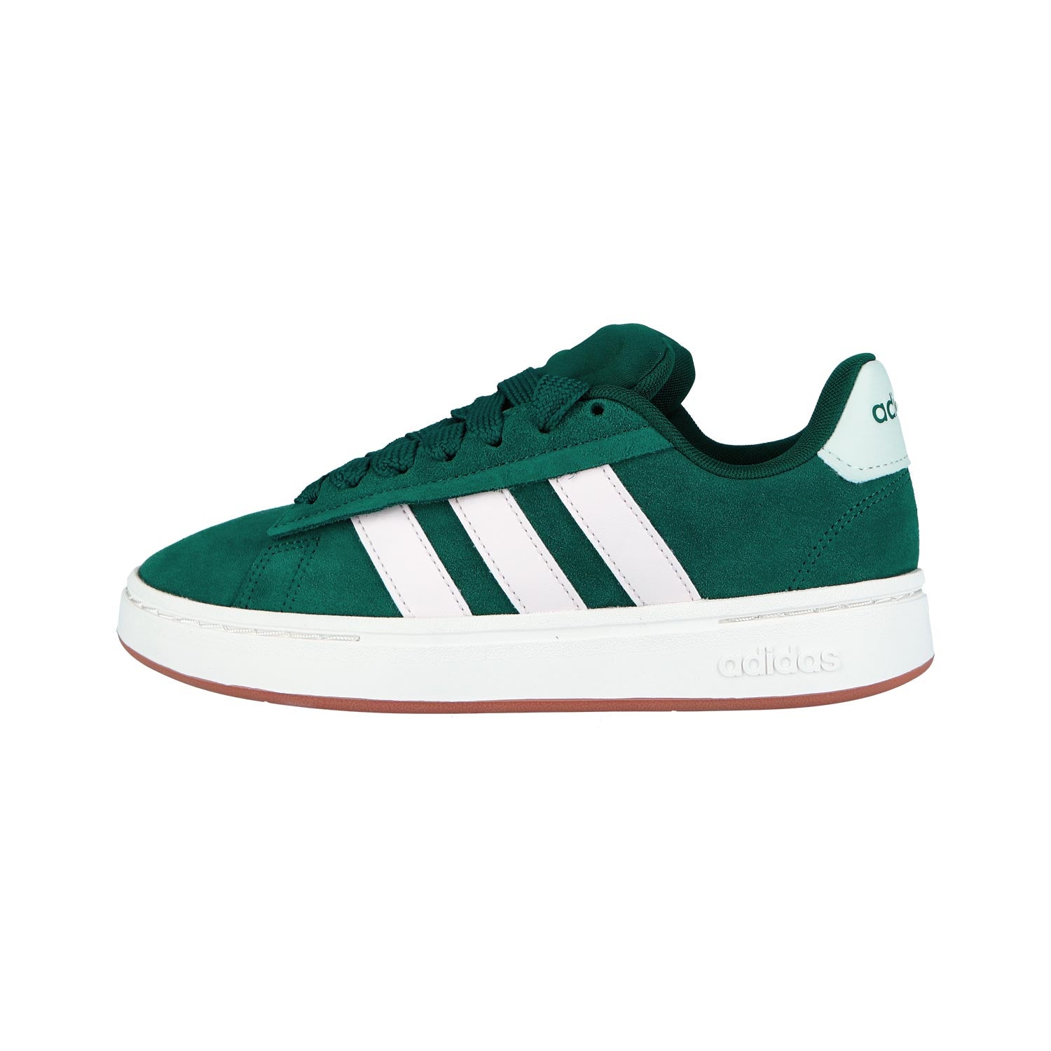 Der Adidas GRAND COURT ALPHA 00s grün WMN Sneaker hat weiße Seitenstreifen, eine weiße Fersenlasche mit dem Adidas-Logo, eine weiße Zwischensohle und eine braune Laufsohle. Der Retro-Stil Schuh ist im Seitenprofil auf einem schlichten weißen Hintergrund angezeigt.