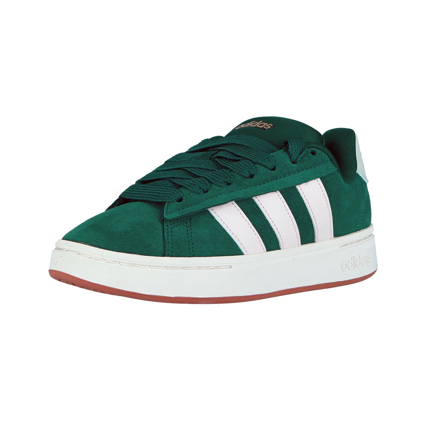 Der Adidas GRAND COURT ALPHA 00s grün WMN Sneaker hat ein grünes Obermaterial, charakteristische weiße Streifen, eine weiße Sohle und eine braune Laufsohle mit Retro-Design-Elementen, die schräg auf einem schlichten weißen Hintergrund präsentiert werden.