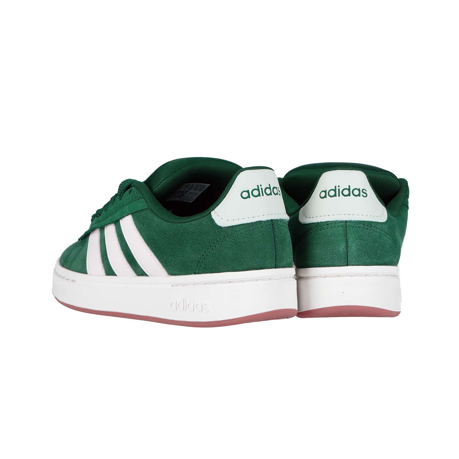 Adidas GRAND COURT ALPHA 00s grün WMN Turnschuhe mit Retro-Design, grünem Obermaterial, weißer Sohle und Streifen, sowie adidas Text auf der hinteren Fersenlasche, gezeigt aus einer hinteren schrägen Ansicht vor einem unifarbenen Hintergrund.