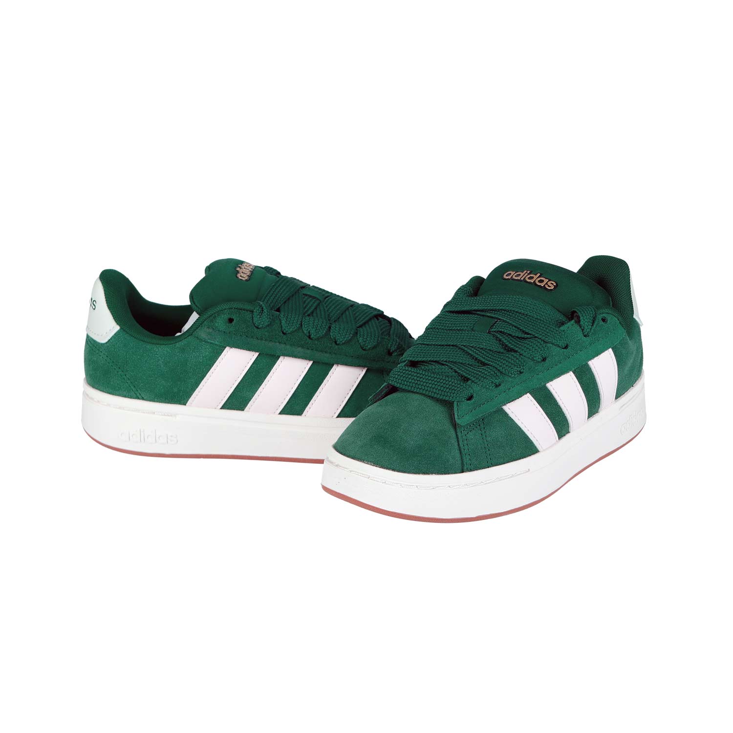 Ein Paar Adidas GRAND COURT ALPHA 00s grün WMN Sneakers mit weißen Streifen, weißer Sohle und grünen Schnürsenkeln - einer nach vorne, der andere zur Seite gewinkelt -, die ihr Retro-Design unterstreichen.