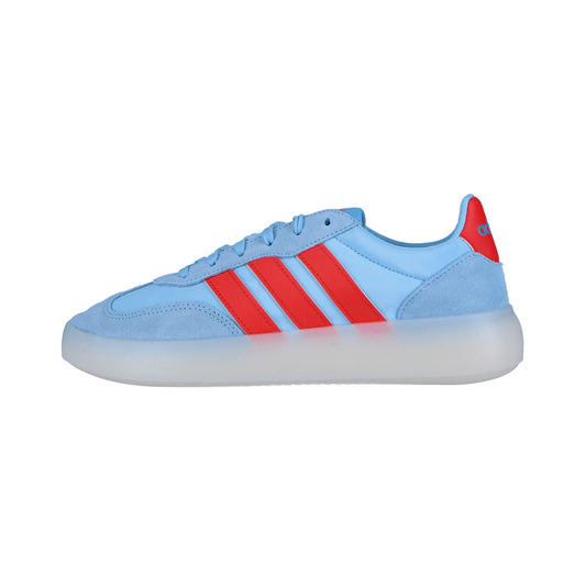 Der Sneaker BARREDA DECODE hellblau MN von Adidas zeichnet sich durch rote Streifen, eine durchscheinende weiße Sohle und einen sportlichen Stil mit hohem Tragekomfort aus, der im Seitenprofil auf einem unifarbenen weißen Hintergrund gezeigt wird.