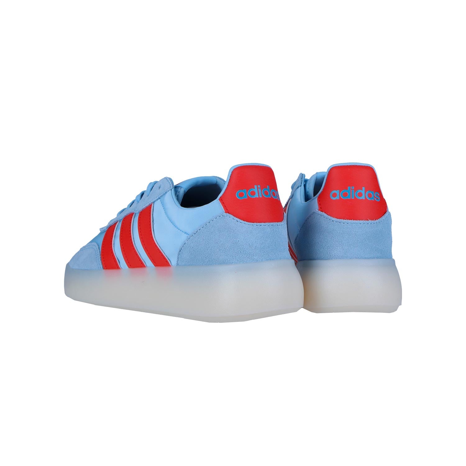 Ein Paar Adidas BARREDA DECODE hellblau MN Sneakers in hellblau mit roten Streifen und Fersenakzenten, Adidas-Logo auf der Rückseite, durchscheinende weiße Sohle und hoher Komfort. Sportlicher Style auf weißem Hintergrund abgebildet.