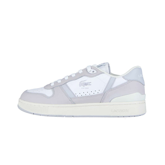 Der LACOSTE T-CLIP SET 224 6 SMA WHT/LT GRY MN ist ein Low-Top-Sneaker in Weiß und Hellgrau mit Schnürverschluss, kultigem Krokodil-Logo und bequemer Passform, der im Seitenprofil auf einem schlichten weißen Hintergrund gezeigt wird.