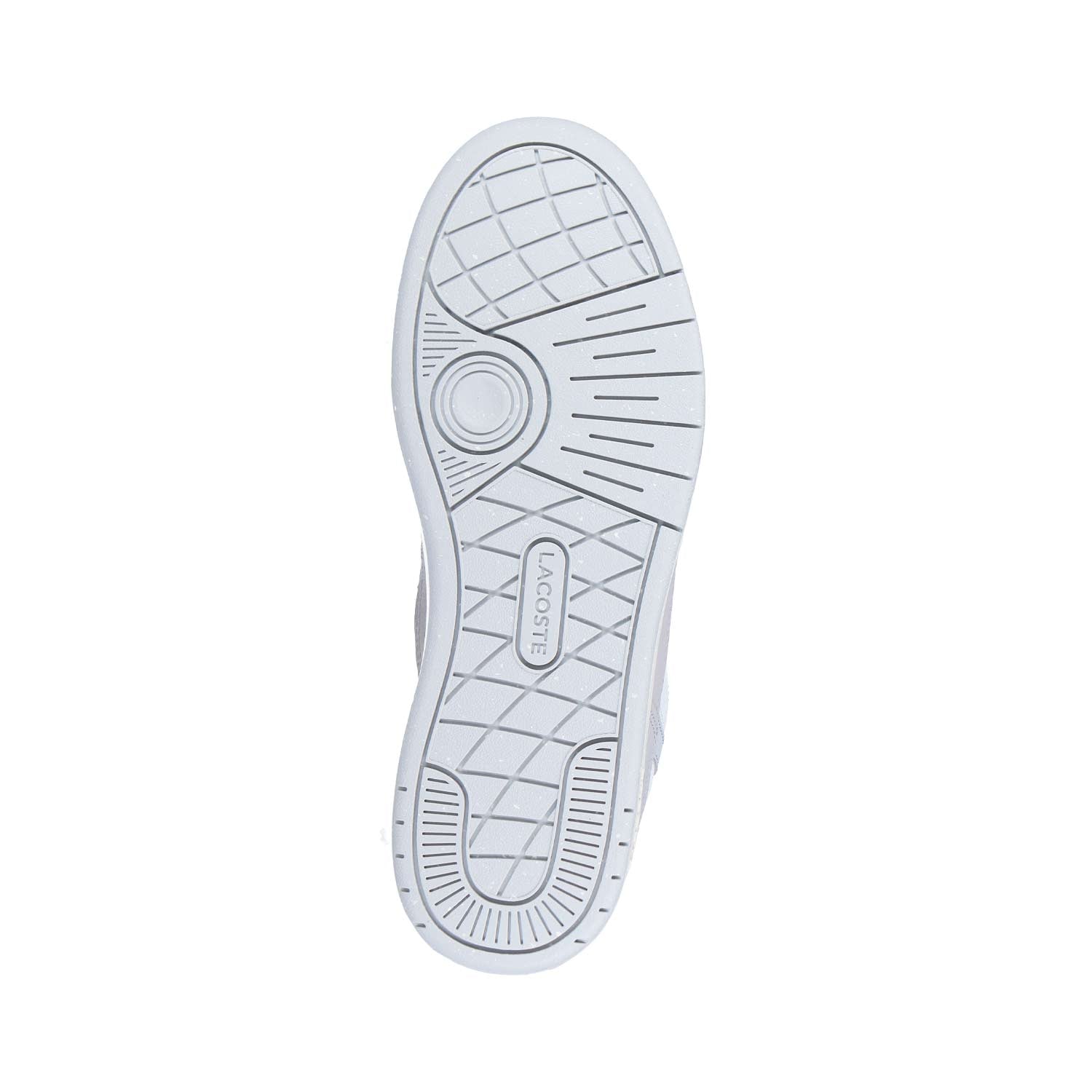 Das Bild zeigt die weiße Sohle des LACOSTE T-CLIP SET 224 6 SMA WHT/LT GRY MN mit einem strukturierten Muster, einem runden Profil und dem zentralen Lacoste-Logo. Der schlichte weiße Hintergrund unterstreicht die sportliche Eleganz und die bequeme Passform.