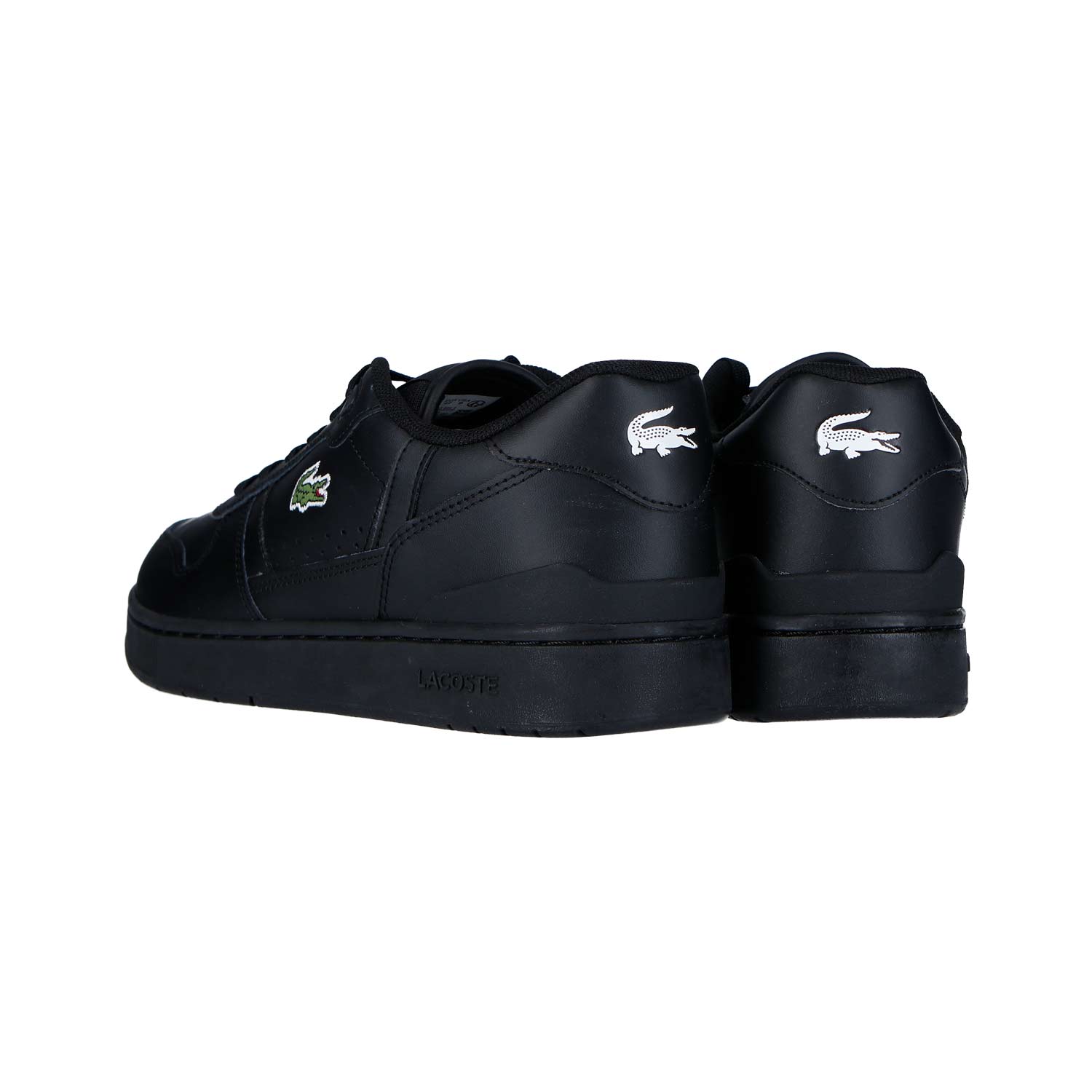 Abgebildet sind zwei LACOSTE T-CLIP SET 224 2 SMA BLK/BLK MN Sneaker, einer vorne und einer mit der Ferse. Beide verfügen über das weiße Krokodil-Logo, sportliche Eleganz und eine flexible Gummisohle für Komfort.
