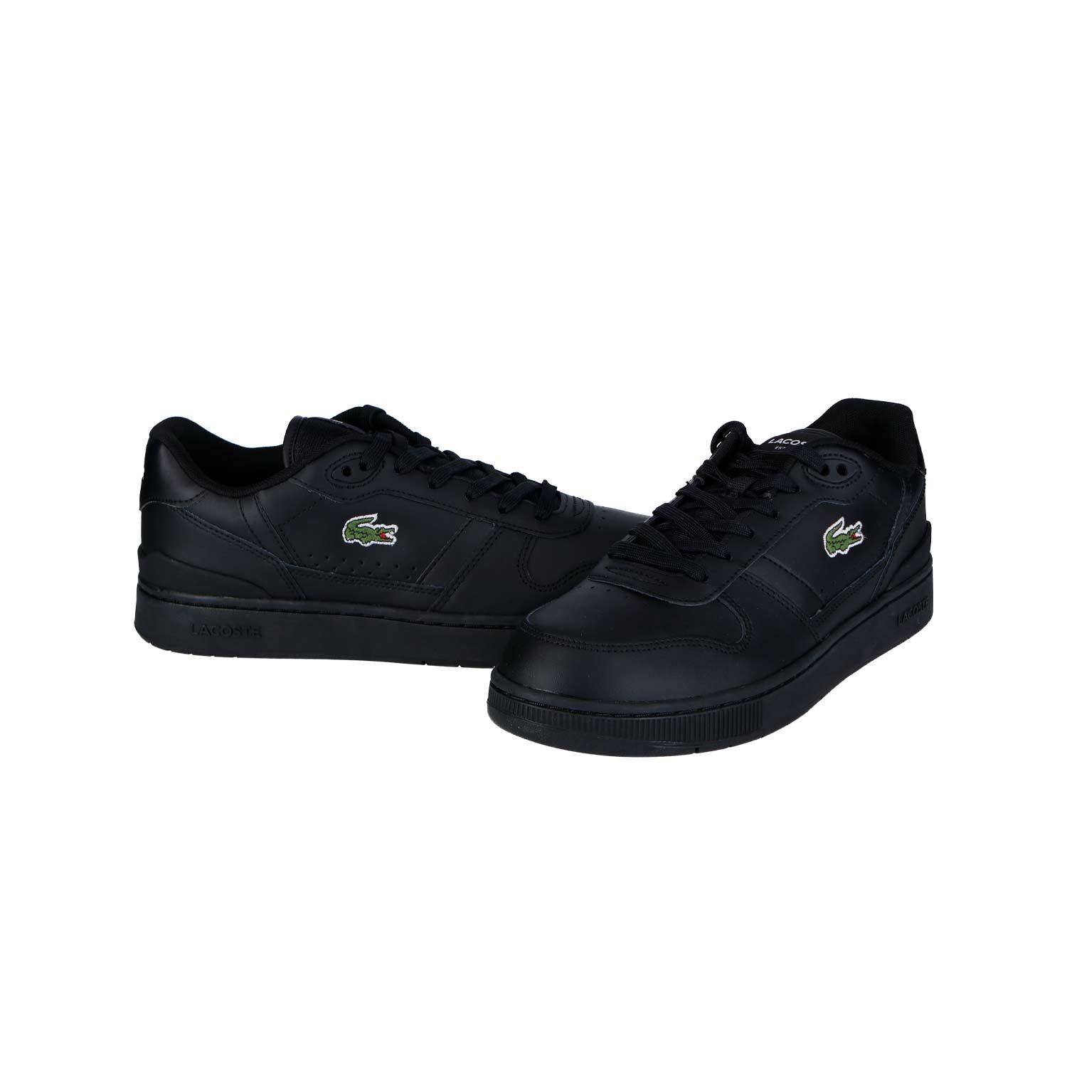 Ein Paar LACOSTE T-CLIP SET 224 2 SMA BLK/BLK MN Sneaker mit dem kultigen grünen Krokodil-Logo an der Seite werden auf weißem Hintergrund gezeigt, wobei ein Schuh nach vorne zeigt und der andere angewinkelt ist, um sportliche Eleganz zu zeigen.