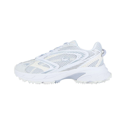 Der LACOSTE L003 NEO SHOT 125 1 SMA in WHT/OFF WHT verfügt über Mesh-Einsätze, eine strukturierte Sohle und mehrschichtige Synthetik-Overlays, die im Seitenprofil auf einem schlichten weißen Hintergrund zu sehen sind.