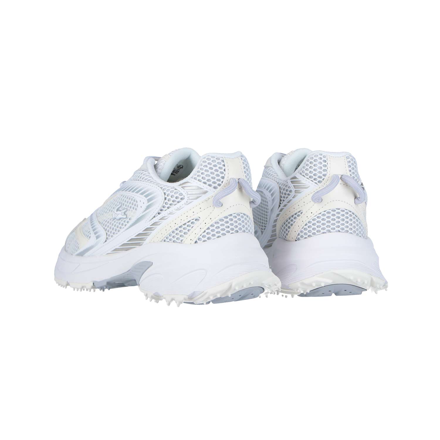 Die LACOSTE L003 NEO SHOT 125 1 SMA WHT/OFF WHT MN Sneakers bieten hellgraue Akzente, Mesh-Details und strukturierte Sohlen für einen stylischen Look. Sie werden von hinten und von der Seite vor einem weißen Hintergrund gezeigt.