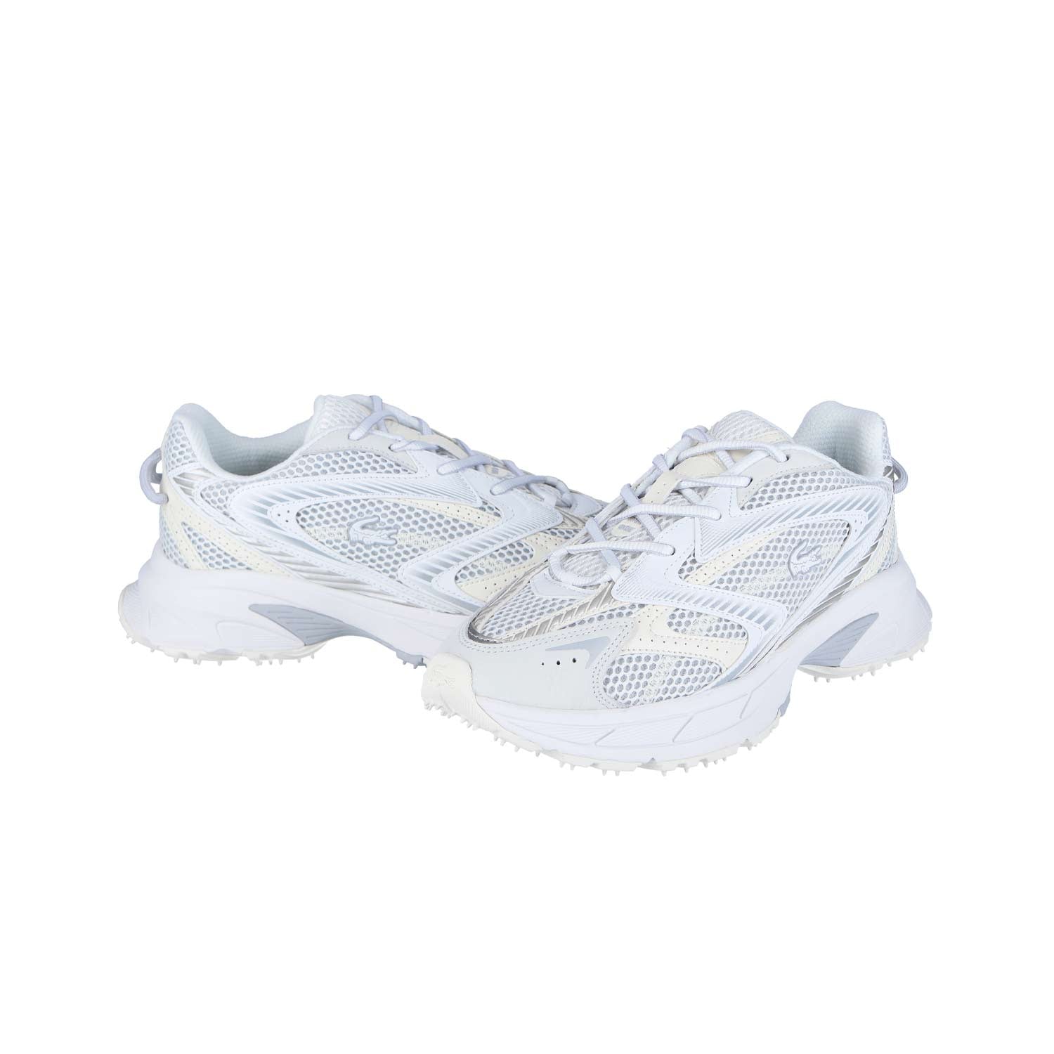 Ein Paar LACOSTE L003 NEO SHOT 125 1 SMA WHT/OFF WHT MN Sneakers mit Mesh-Einsätzen und strukturierten Sohlen, nebeneinander auf einem schlichten weißen Hintergrund.