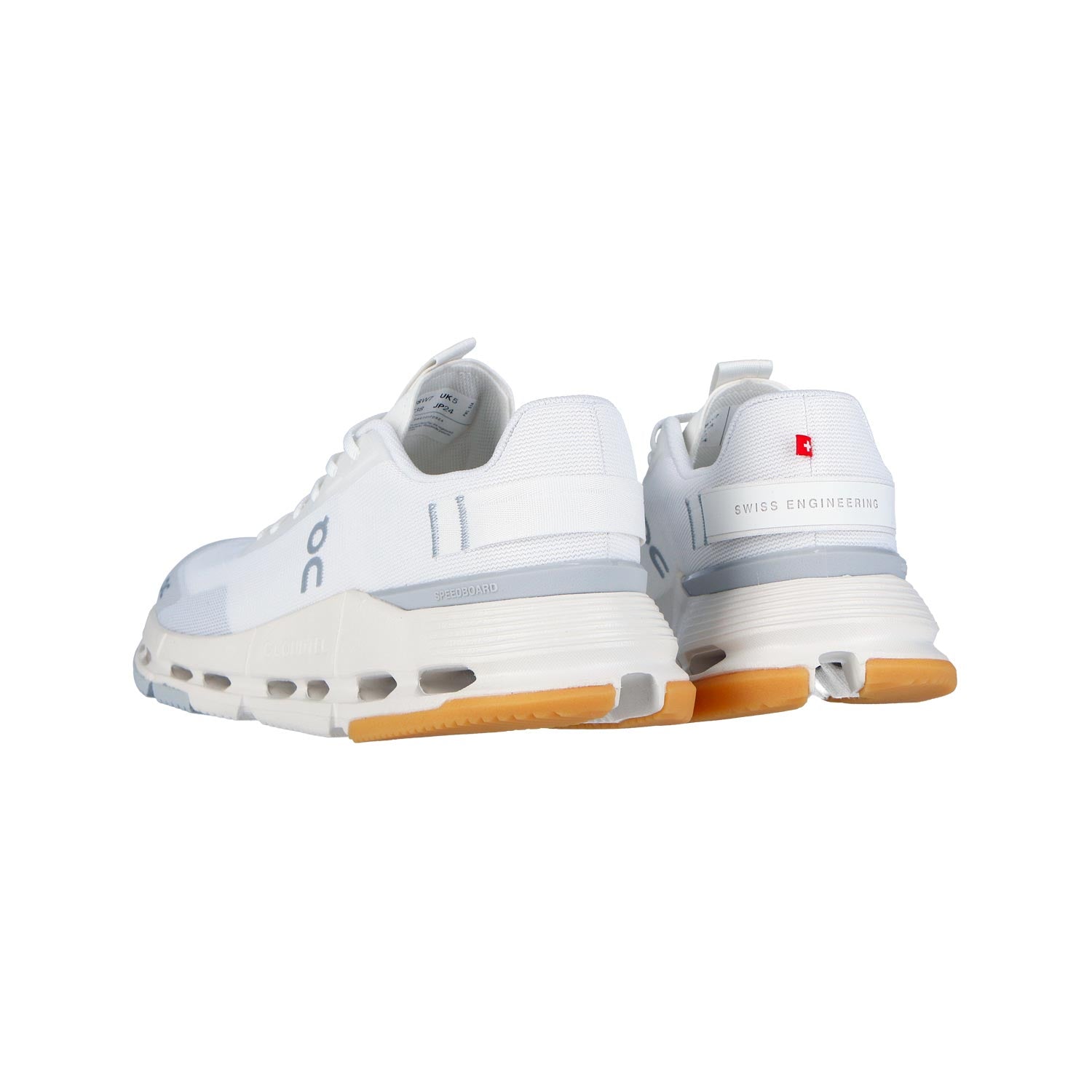 Die On CLOUDNOVA FORM 2 White/Ivory WMN Sneakers haben hellblaue Akzente, gummifarbene Sohlen und den Schriftzug "Swiss Engineering" an der Ferse. Der eine Schuh ist nach hinten gerichtet, während der andere zur Seite geneigt ist.