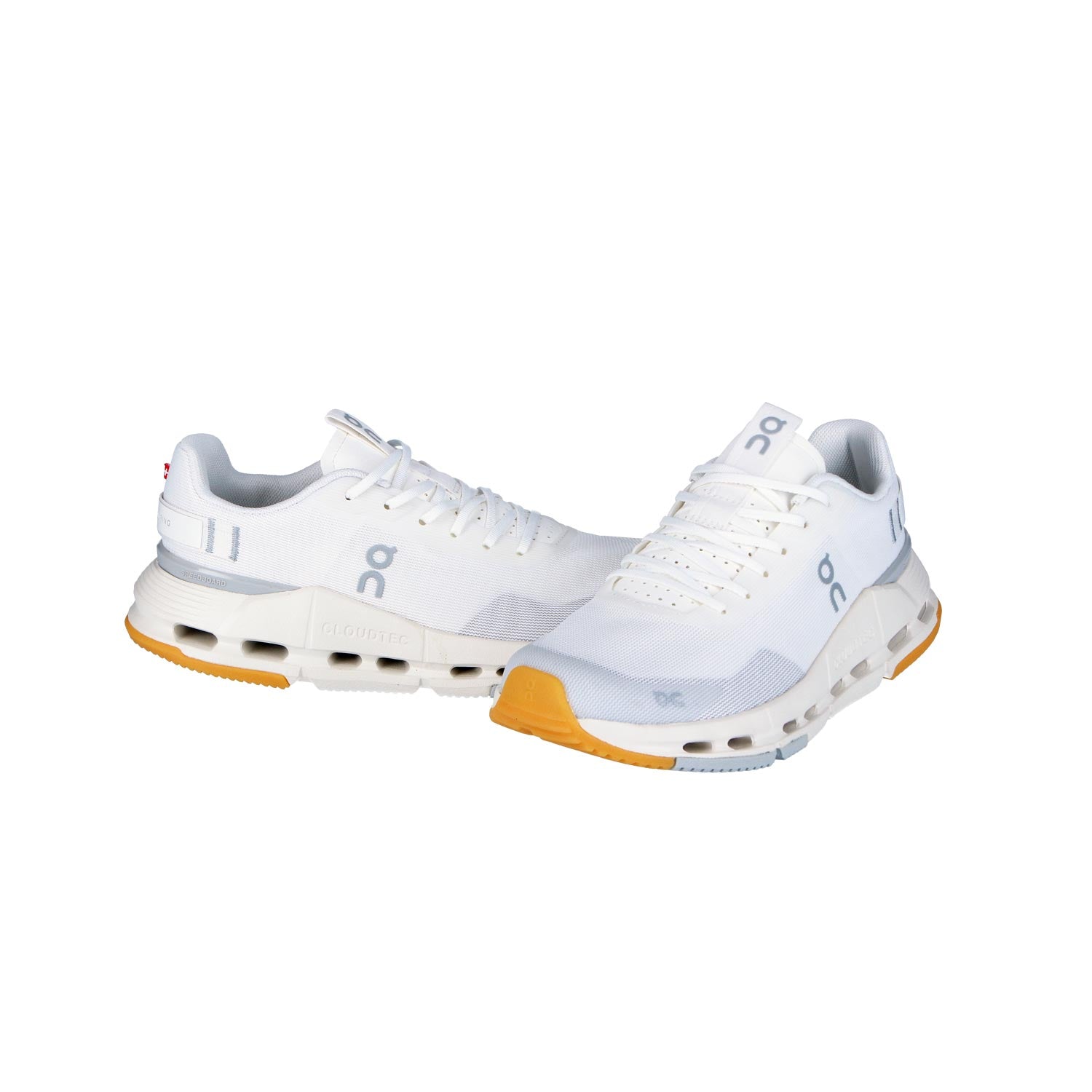 Der CLOUDNOVA FORM 2 White/Ivory WMN von On ist ein weißer Sportschuh mit gelb akzentuierter Sohle, hellgrauen Details, einem ausgeprägten gepolsterten Sohlendesign, Schnürverschluss und atmungsaktivem Synthetikmaterial.