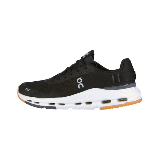 Der On CLOUDNOVA FORM 2 Black/Ivory MN ist ein schwarzer, elfenbeinfarbener Sportschuh mit einer weißen und hellbraunen, gepolsterten Sohle, einem OC-Logo an der Seite und dem Cloudnova CloudTec-Branding an der Ferse.