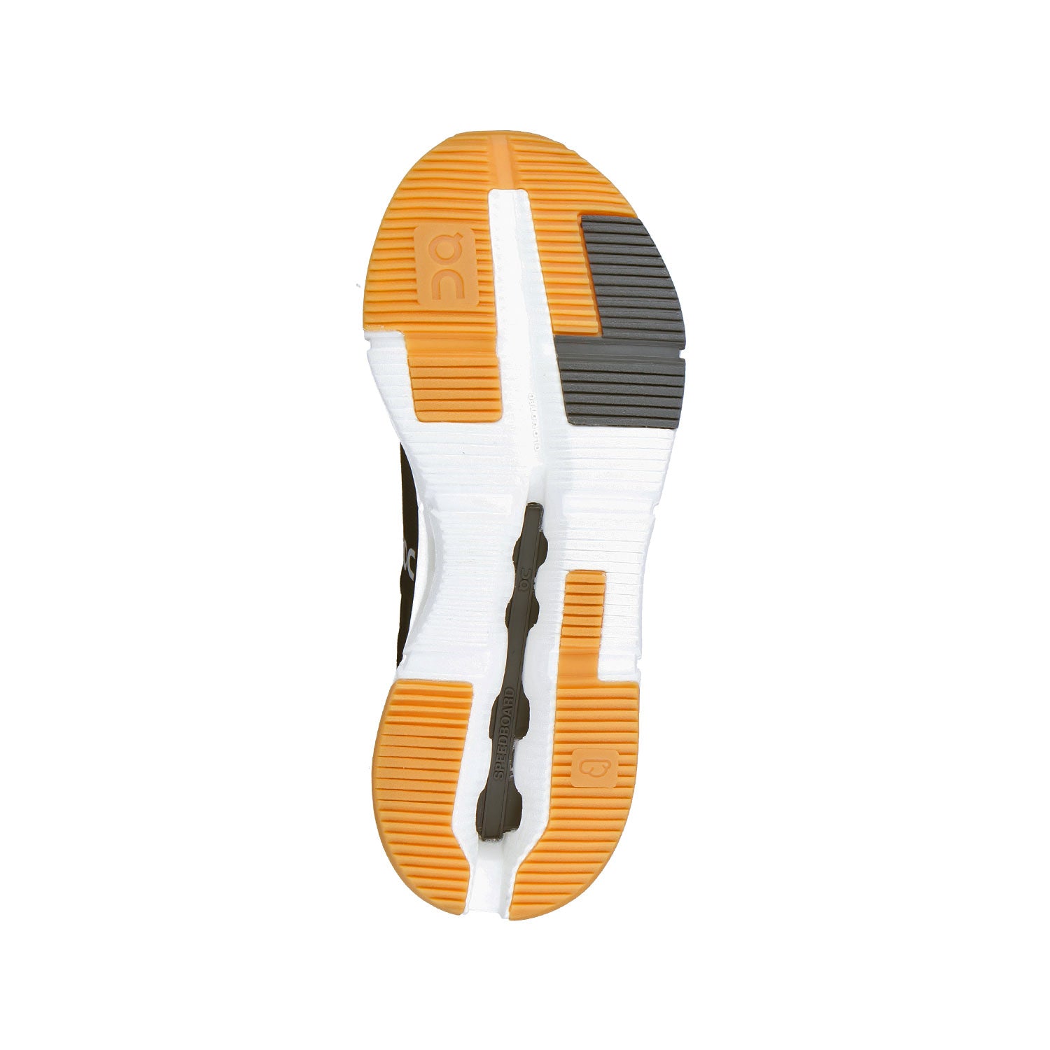 Das Bild zeigt die Sohle des On CLOUDNOVA FORM 2 Black/Ivory MN Sneakers, mit einem orangefarbenen, weißen und schwarzen Farbmuster, strukturierten Griffen und segmentiertem Gummi für die Traktion. Ein schlichter weißer Hintergrund unterstreicht dieses Black/Ivory-Design.