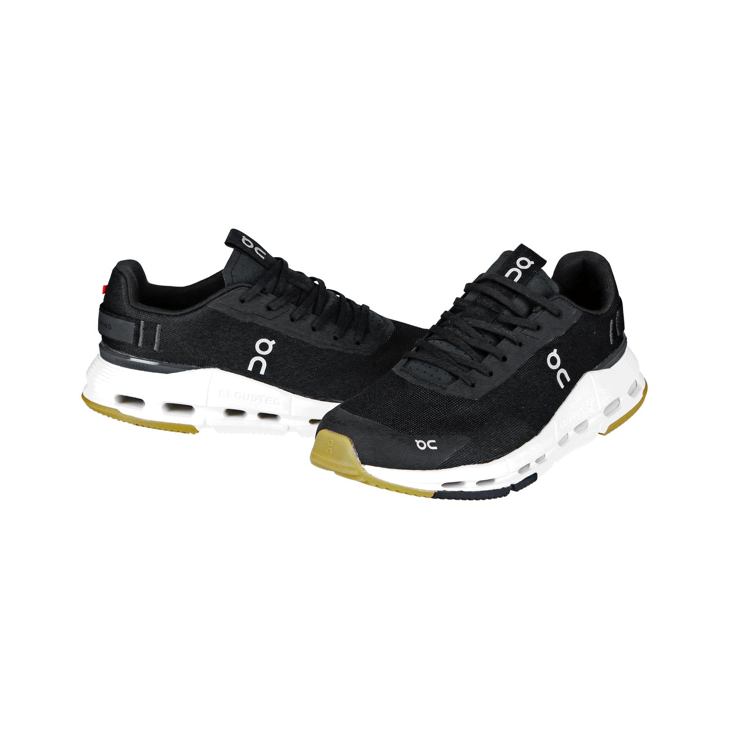 Die On CLOUDNOVA FORM 2 Black/Ivory MN Sneakers haben eine weiße Sohle mit sichtbaren Dämpfungslöchern, ein dezentes Branding an der Seite und auf der Zunge sowie eine Gummilaufsohle auf der Vorderseite. Sie werden vor einem schlichten weißen Hintergrund präsentiert.