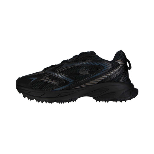 Der LACOSTE L003 NEO SHOT 125 1 SMA in Schwarz ist mit Mesh-Einsätzen, einer strukturierten Sohle und glänzenden Synthetik-Details an der Seite ausgestattet - im Profil auf weißem Hintergrund ist er ein eleganter Blickfang unter den Schuhen und Textilien.
