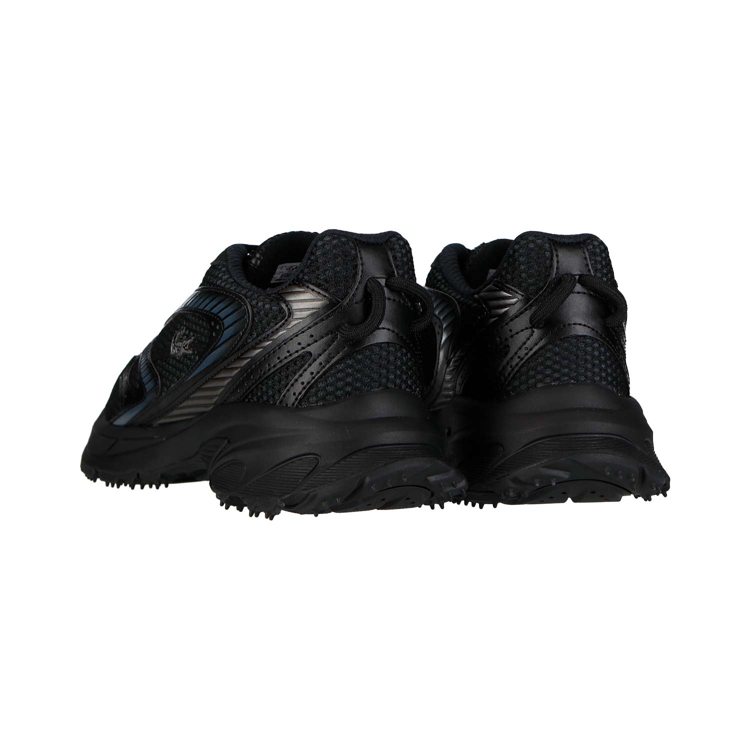 Ein Paar LACOSTE L003 NEO SHOT 125 1 SMA BLK/BLK MN Sportschuhe von hinten, mit schwarzem Mesh und Lederdetails mit dicken Gummisohlen, auf weißem Hintergrund.