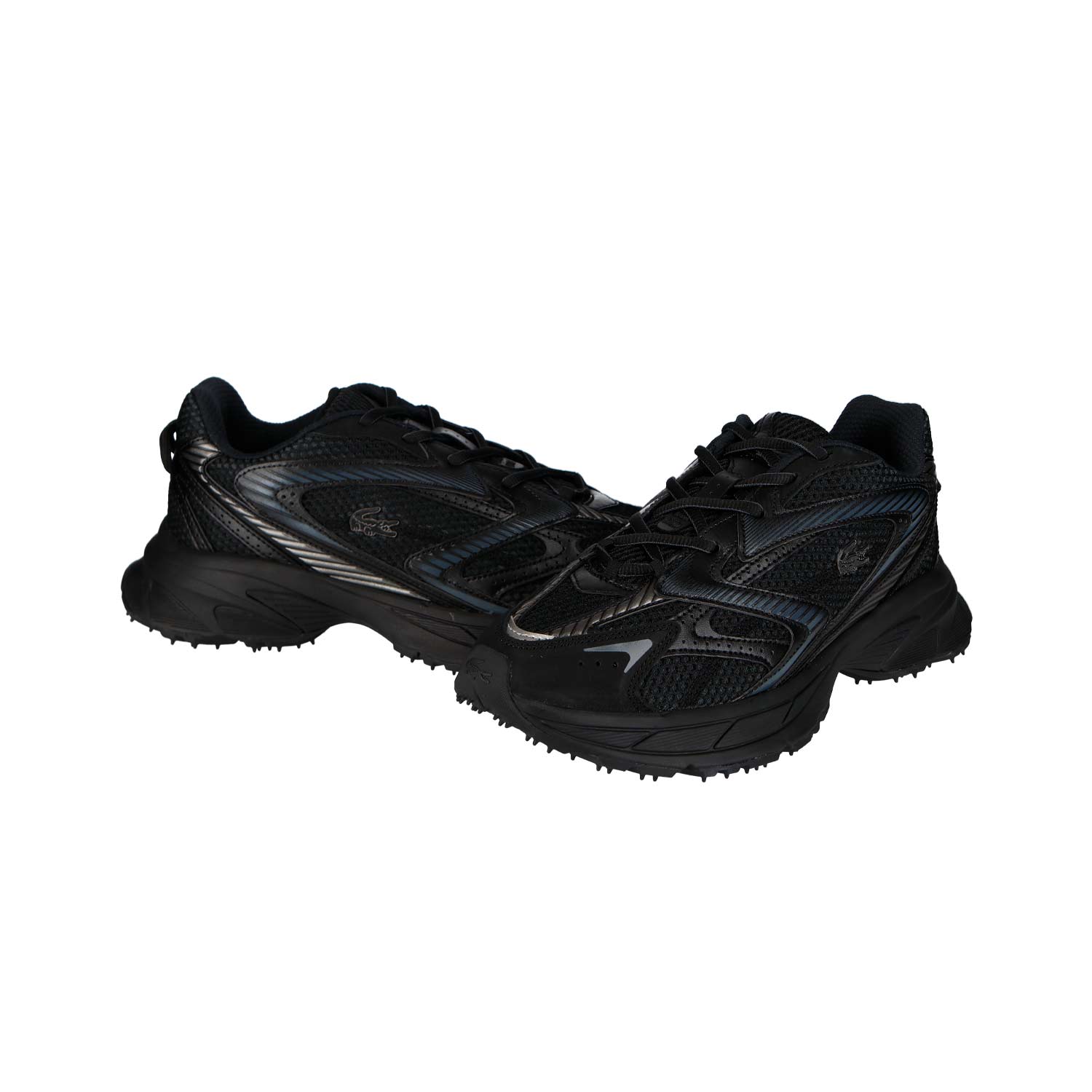 Die LACOSTE L003 NEO SHOT 125 1 SMA BLK/BLK MN Sneakers haben ein schwarzes Obermaterial aus Mesh und eine strukturierte Sohle, die vor einem schlichten weißen Hintergrund steht.
