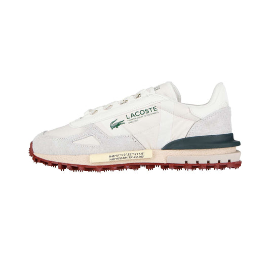 Der LACOSTE ELITE ACTIVE 125 2 SMA OFF WHT/DK GRN MN ist ein weißer Sneaker aus Leder und synthetischen Textilien, mit Wildlederakzenten, grünem Lacoste-Logo, roter Sohle und schwarz-beiger Zwischensohle - im Seitenprofil auf weißem Grund.