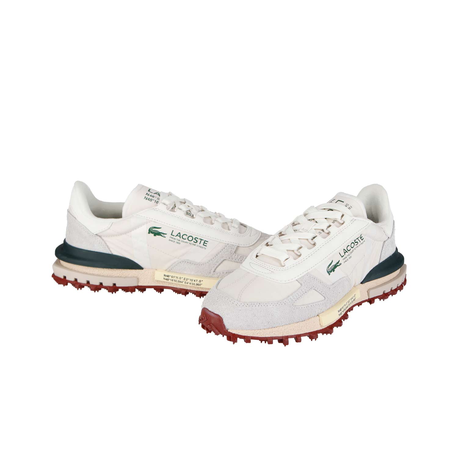 Ein Paar LACOSTE ELITE ACTIVE 125 2 SMA Turnschuhe in Weiß und Dunkelgrün mit Gummisohlen, grünen und gelben Akzenten, strukturierten Profilsohlen, Synthetik- und Lederkonstruktion und dem Lacoste-Logo. Auf weißem Hintergrund abgebildet.