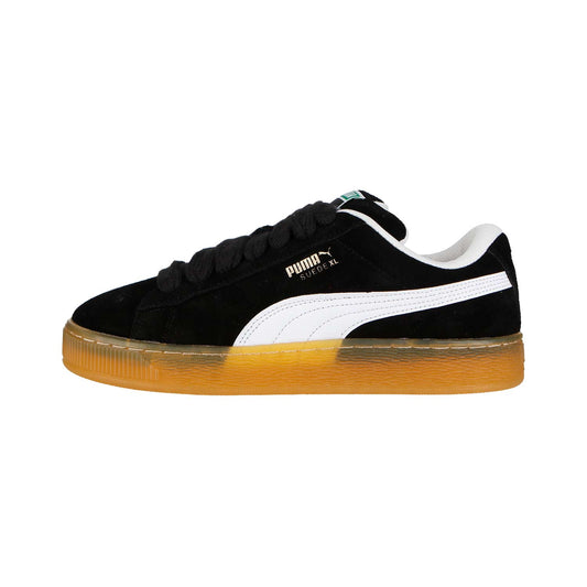 Der Puma Suede XL Dark Risk MN Sneaker zeichnet sich durch schwarzes Wildleder und Leder, einen weißen Streifen, goldenes PUMA SUEDE-Branding, dicke schwarze Schnürsenkel und eine durchsichtige Gummisohle aus, dargestellt in der Seitenansicht auf weißem Hintergrund.
