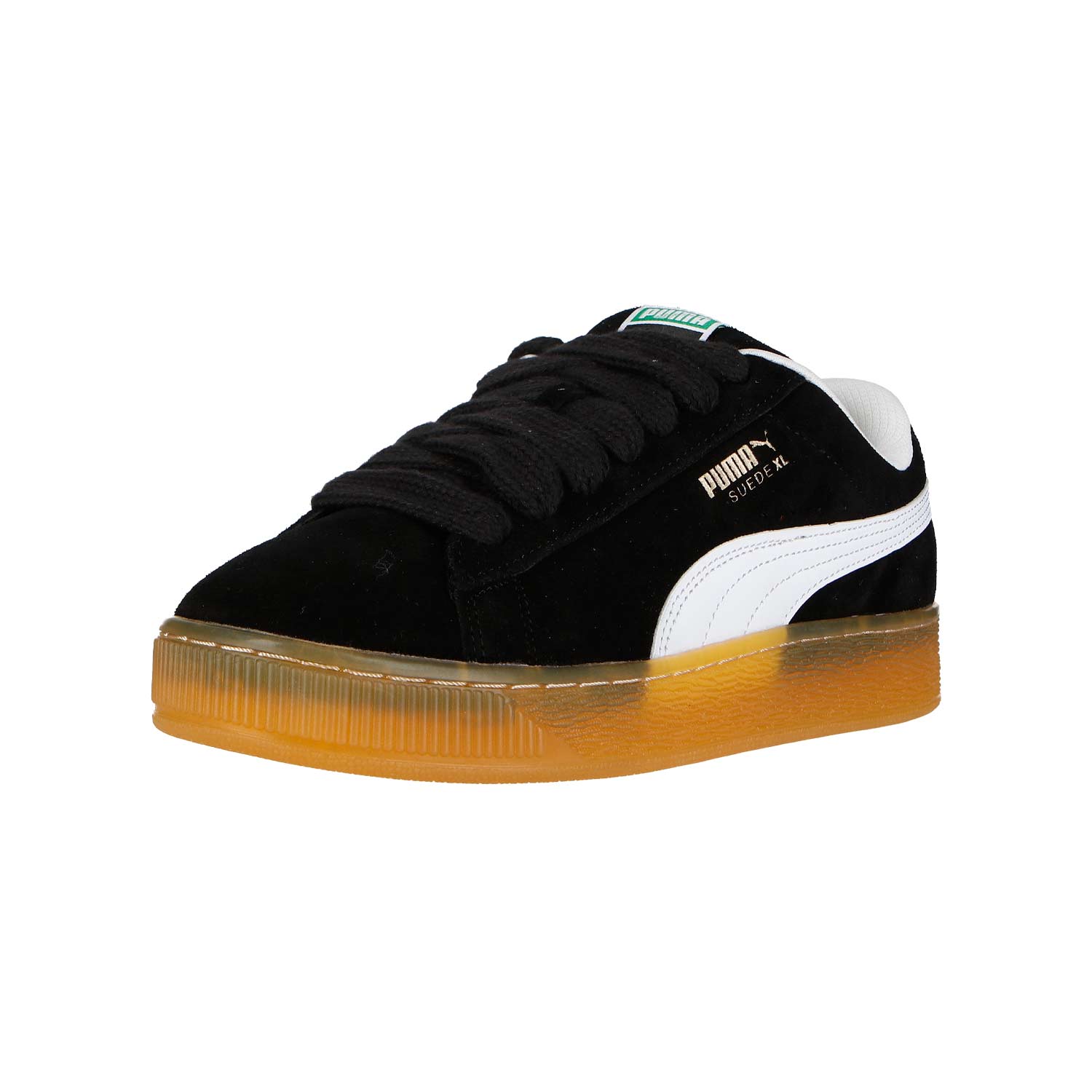 Der Puma Suede XL Dark Risk MN ist ein schwarzer Plateau-Sneaker mit einer dicken, durchsichtigen Gummisohle, weißen Seitenstreifen und schwarzen Schnürsenkeln - gefertigt aus hochwertigem Leder und synthetischen Textilien. In einem Winkel auf einem weißen Hintergrund angezeigt.
