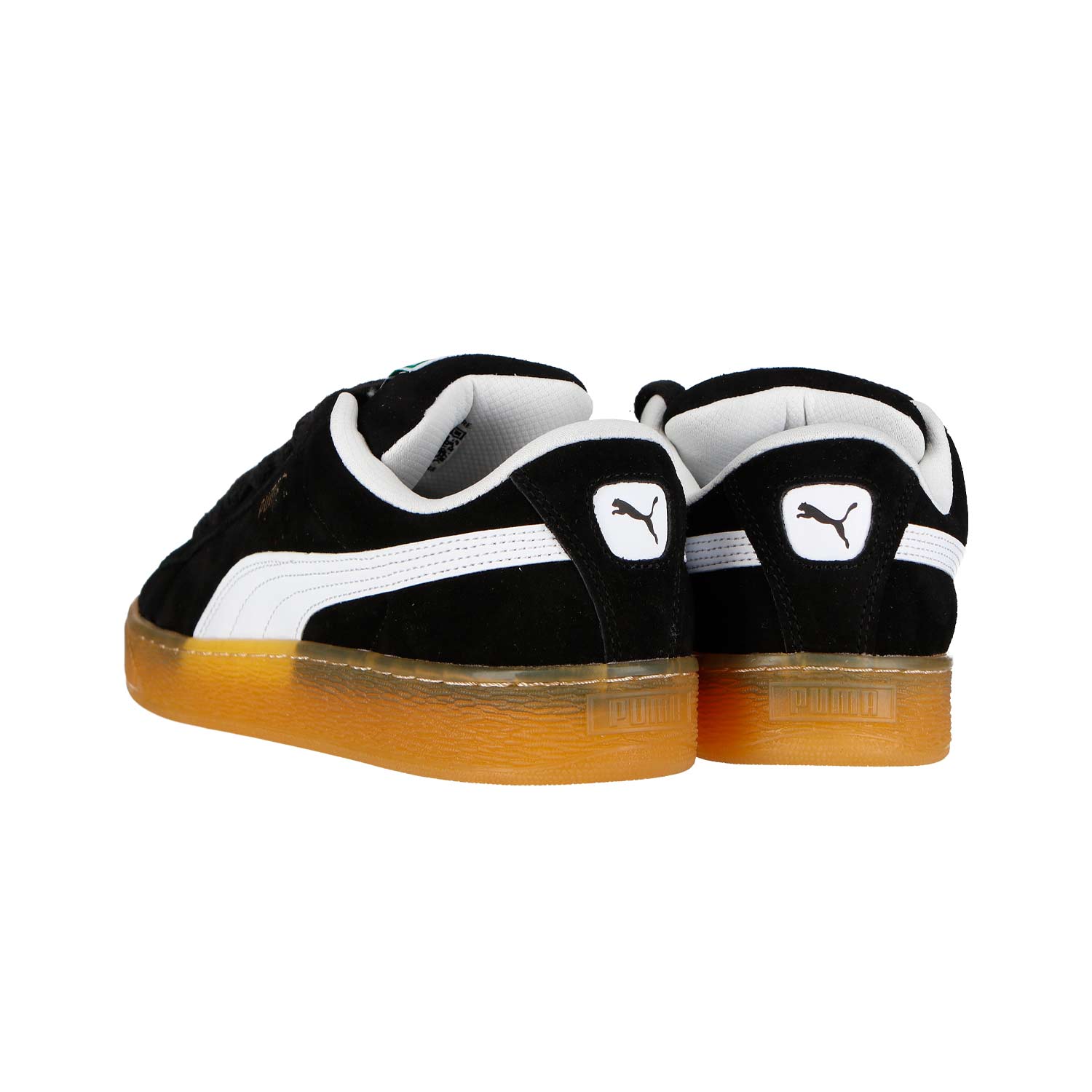Ein Paar Puma Suede XL Dark Risk MN Turnschuhe in schwarz mit weißen Streifen und Gummisohlen, von hinten gezeigt. Das Puma-Logo ist auf der Fersenlasche und der Sohle sichtbar. Hergestellt aus Leder und synthetischen Textilien für Komfort und Stil.
