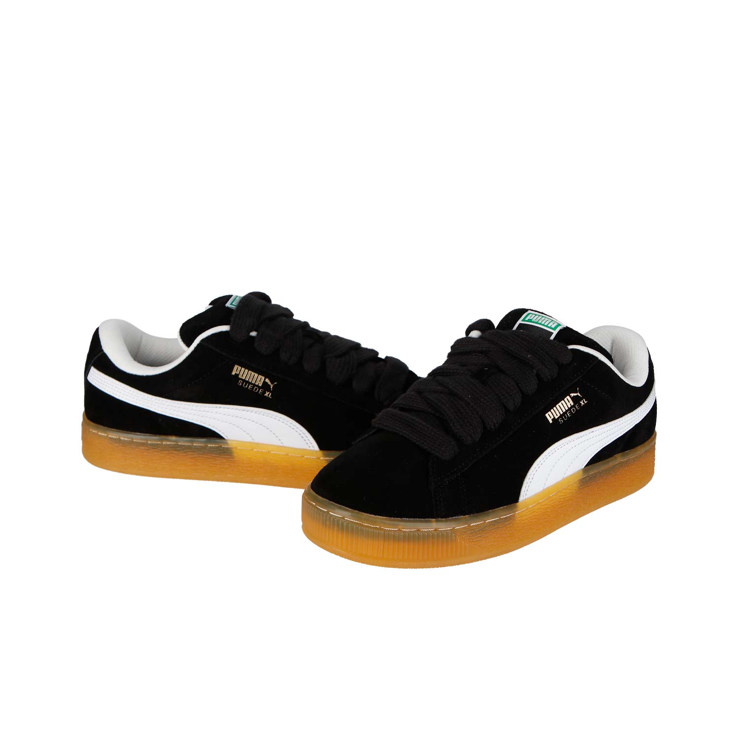 Die Puma Suede XL Dark Risk MN Sneakers haben ein schwarzes Wildleder-Obermaterial mit weißen Streifen, goldene Logo-Akzente, schwarze Schnürsenkel, weißes Innenfutter und eine durchsichtige Gummisohle.