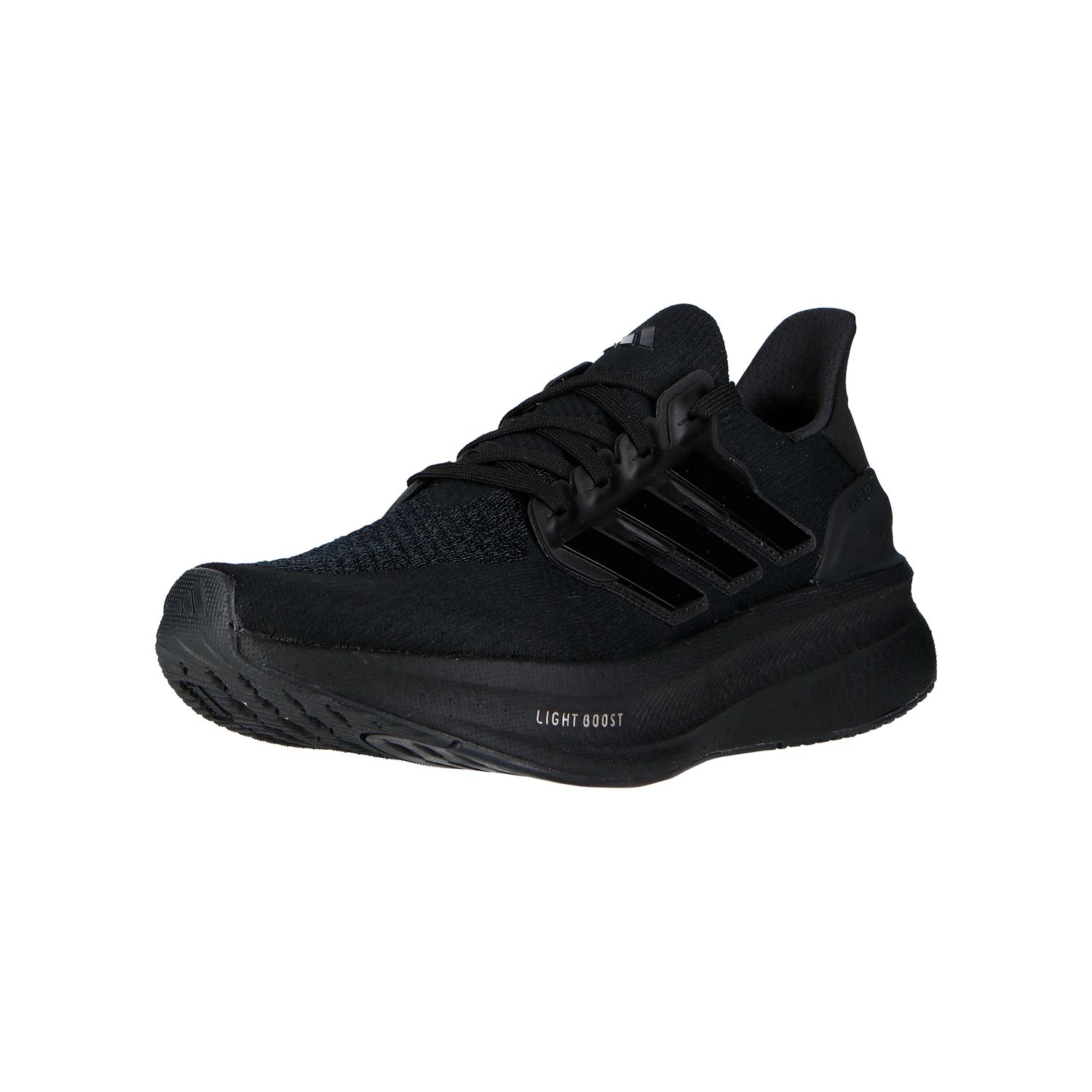 Der Adidas ULTRABOOST 5 Black MN ist ein schwarzer sportlicher Laufschuh mit einem Mesh-Obermaterial aus synthetischen Textilien, einer dicken, gepolsterten Sohle, schwarzen Schnürsenkeln, drei seitlichen Streifen und "LIGHT BOOST" auf der Zwischensohle.