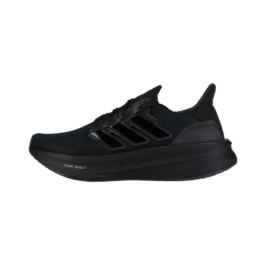 Der Adidas ULTRABOOST 5 Black MN ist ein schlichter schwarzer Laufschuh mit charakteristischen drei schwarzen Streifen, "Light Boost" auf der Zwischensohle, einem Mesh-Obermaterial aus natürlichen und synthetischen Textilien und einer gepolsterten Laufsohle.