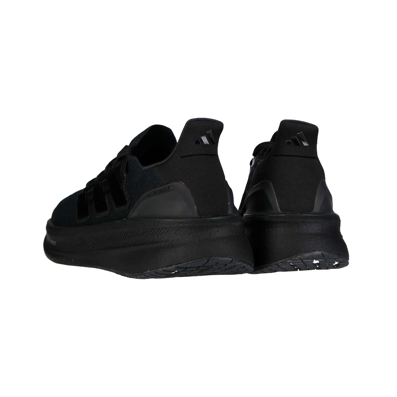 Die Adidas ULTRABOOST 5 Black MN Sneakers aus synthetischem Textil verfügen über eine strukturierte Laufsohle und ein dezentes Branding an der Ferse. Abgebildet von hinten und von der Seite vor einem schlichten weißen Hintergrund.