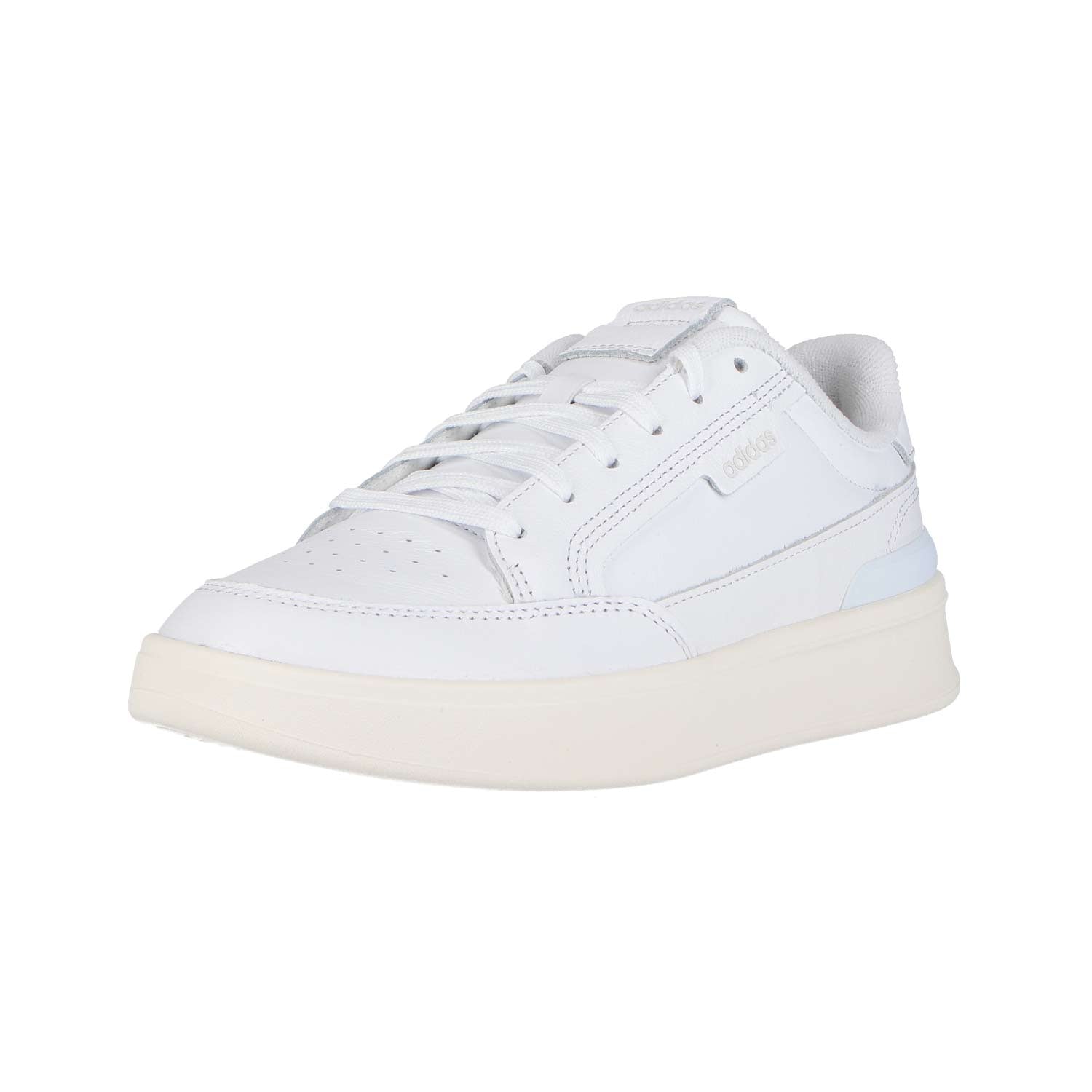 Der Adidas ASPYRE WHITE MN ist ein weißer Low-Top-Sneaker mit perforierter Schuhspitze, weißen Schnürsenkeln und einer dicken, cremefarbenen Sohle. Mit dem Adidas-Logo an der Seite und auf der Zunge ist er auf einem schlichten weißen Hintergrund zu sehen.