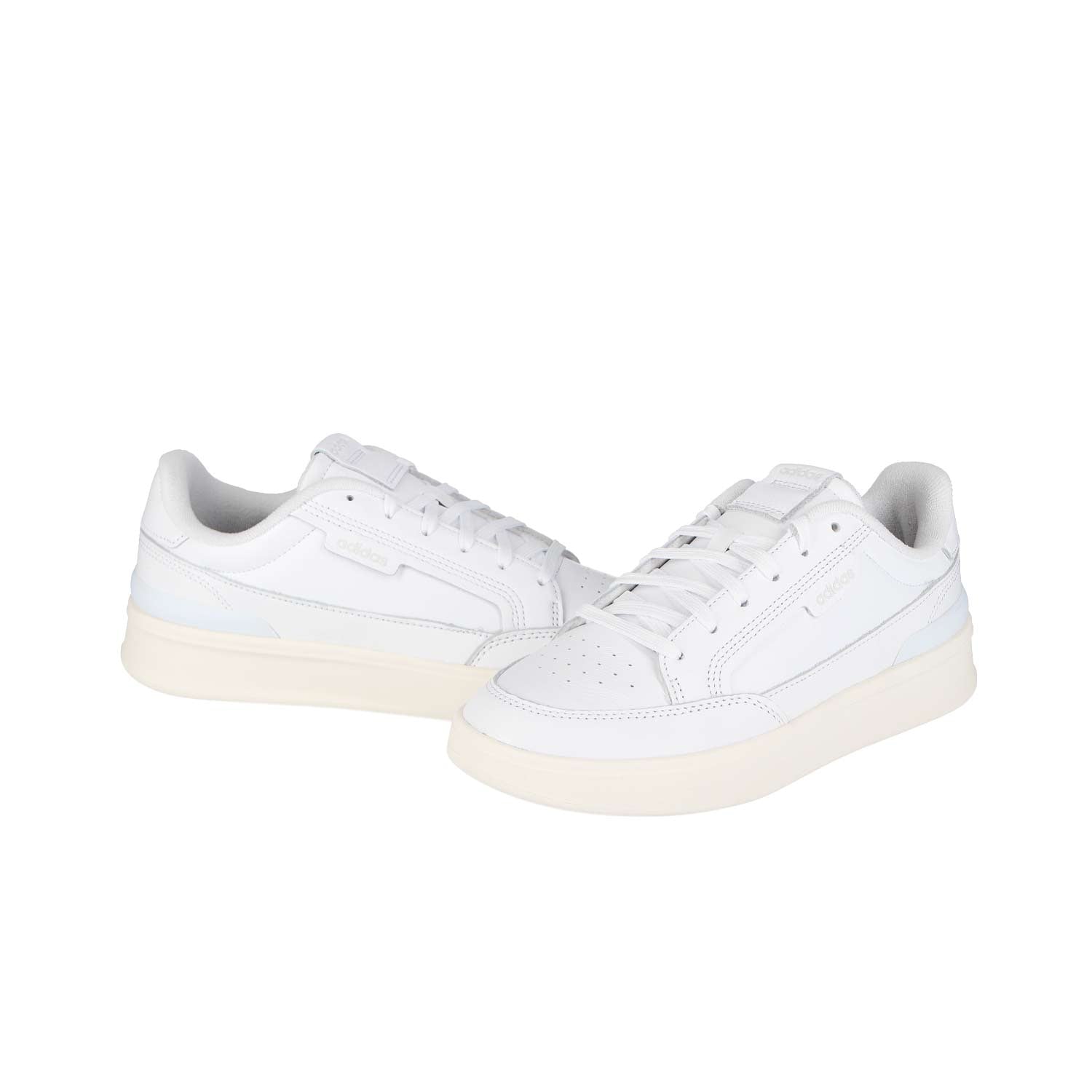 Adidas ASPYRE WHITE MN Sneakers: weiße Low-Tops aus natürlichen Textilien mit weißen Schnürsenkeln und cremefarbener Laufsohle, die nebeneinander auf einem schlichten weißen Hintergrund abgebildet sind.