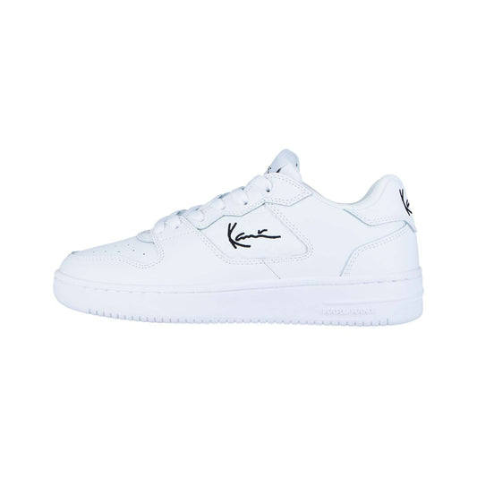Der 89 Classic WHITE MN von Karl Kani ist ein weißer Low-Top-Sneaker aus Leder mit strukturierter Sohle, perforierter Schuhspitze und schwarzem, kursivem Branding an der Seite und Ferse. Die weißen Schnürsenkel und Nähte sorgen für ein besonderes Flair.