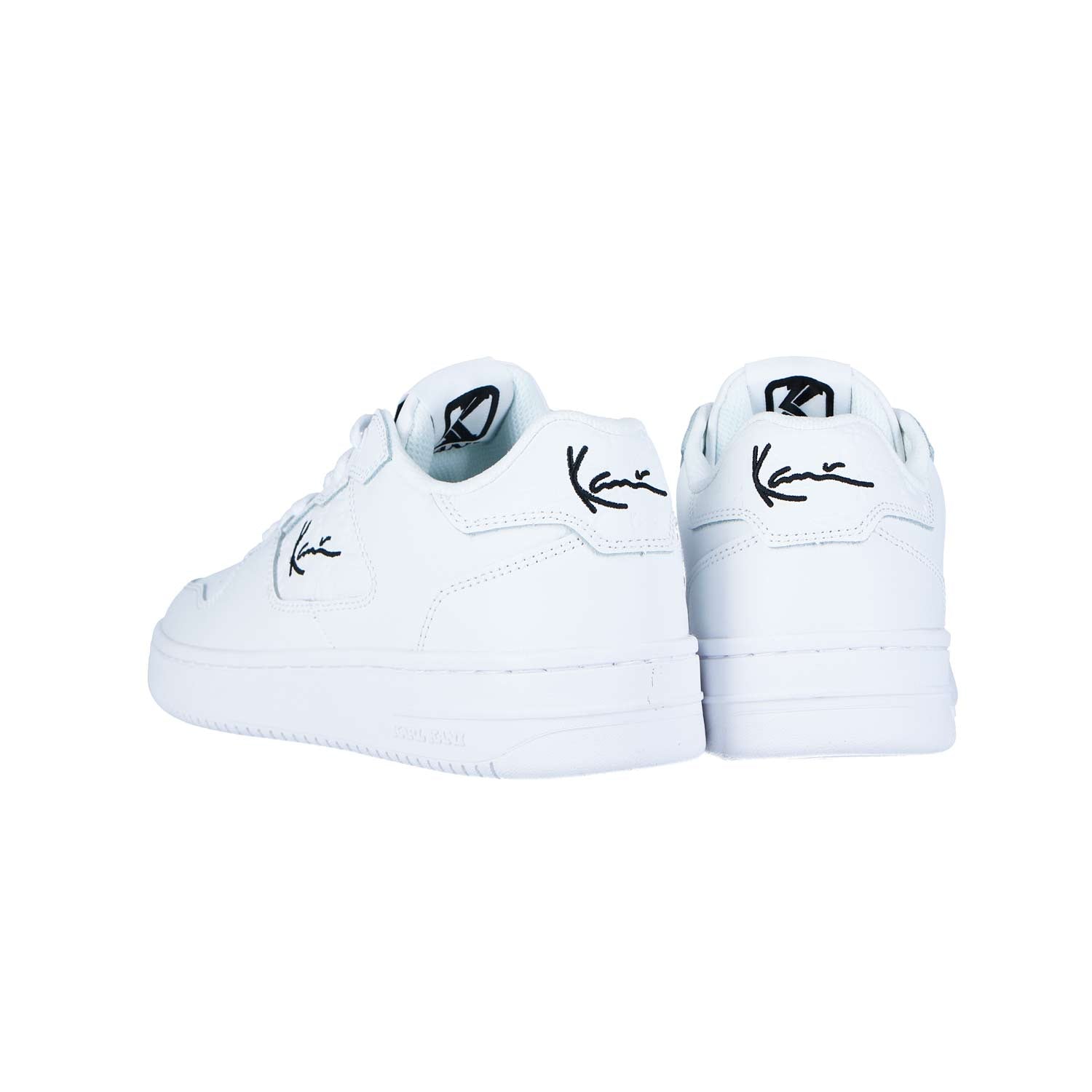 Ein Paar Karl Kani 89 Classic WHITE MN Sneakers mit schwarzem Schriftzug an der Seite und an der Ferse, dargestellt von hinten auf einem schlichten weißen Hintergrund - ideal für Urban Styles Agency-Looks.