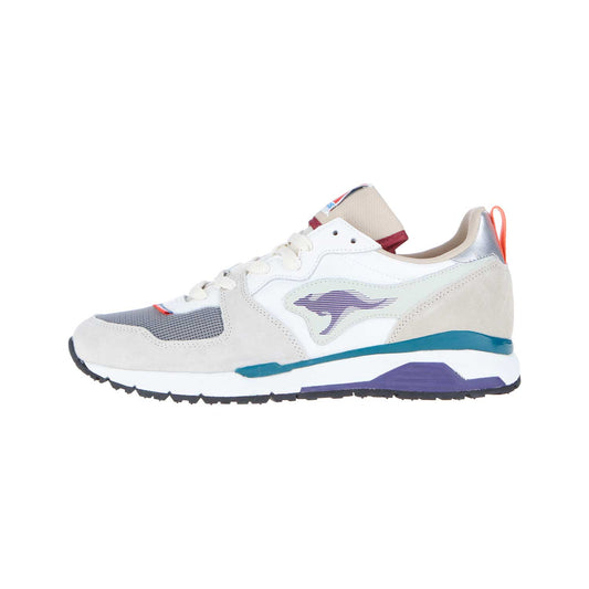 Der KangaROOS Deadstock Collage Vapor Grey/Cream White MN ist ein weißer und beiger Sneaker aus synthetischem Textil und Leder mit blauen, lila und orangen Akzenten, einem lila Känguru-Logo an der Seite und einer schwarzen Laufsohle.