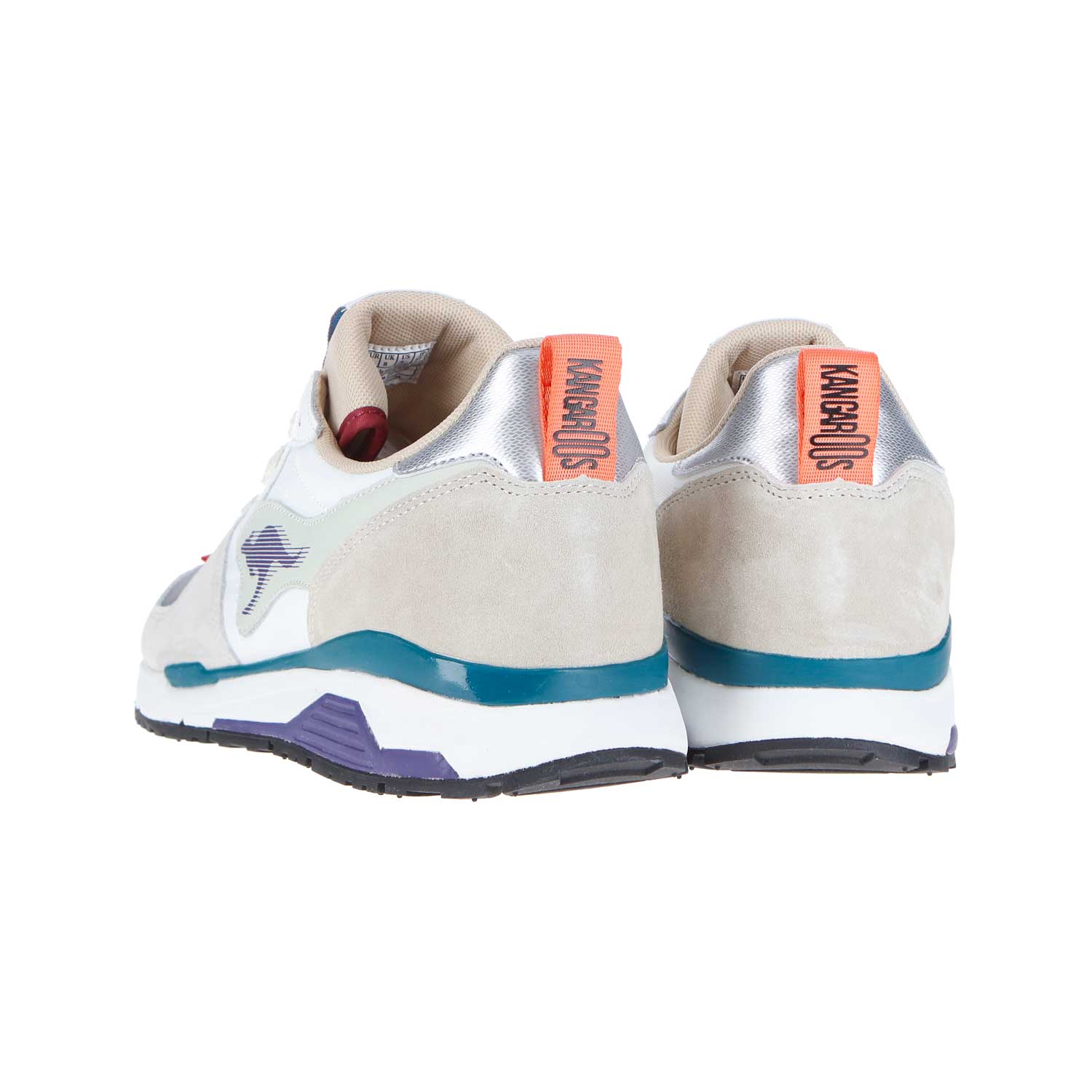 Die KangaROOS Deadstock Collage Vapor Grey/Cream White MN Sneakers zeichnen sich durch hellbeiges Wildleder, synthetische Textilien, silberne Akzente, eine farbenfrohe Außensohle und orangefarbene Zuglaschen mit KARHU-Branding aus (von hinten).