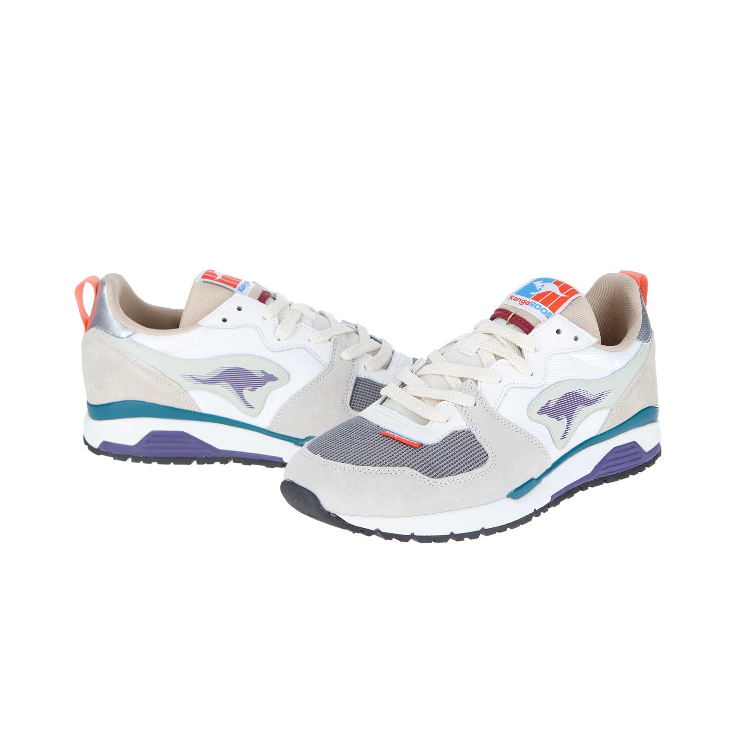 Die KangaROOS Deadstock Collage Vapor Grey/Cream White MN Sneakers haben blaue, blaugrüne und rote Akzente, ein Känguru-Logo an den Seiten und sind aus Leder und synthetischen Textilien mit einer robusten Laufsohle gefertigt. Ein Schuh ist aufrecht, der andere nach außen gewinkelt.